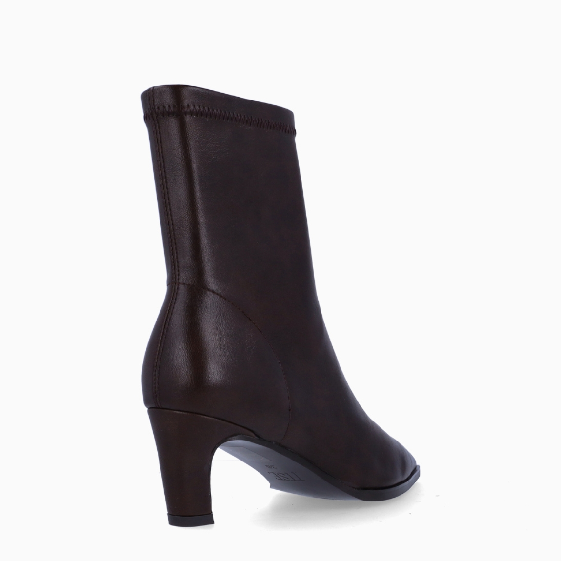 Botines de la marca Itse, modelo LATX. Botines elaborados en licra color marrón con efecto liso. Botines con punta lápiz y un tacón fino de 5cm de altura. Estos botines Itse tienen como cierre una cremallera. Botines Itse LAXT, son un complemento para tus looks con elegancia!