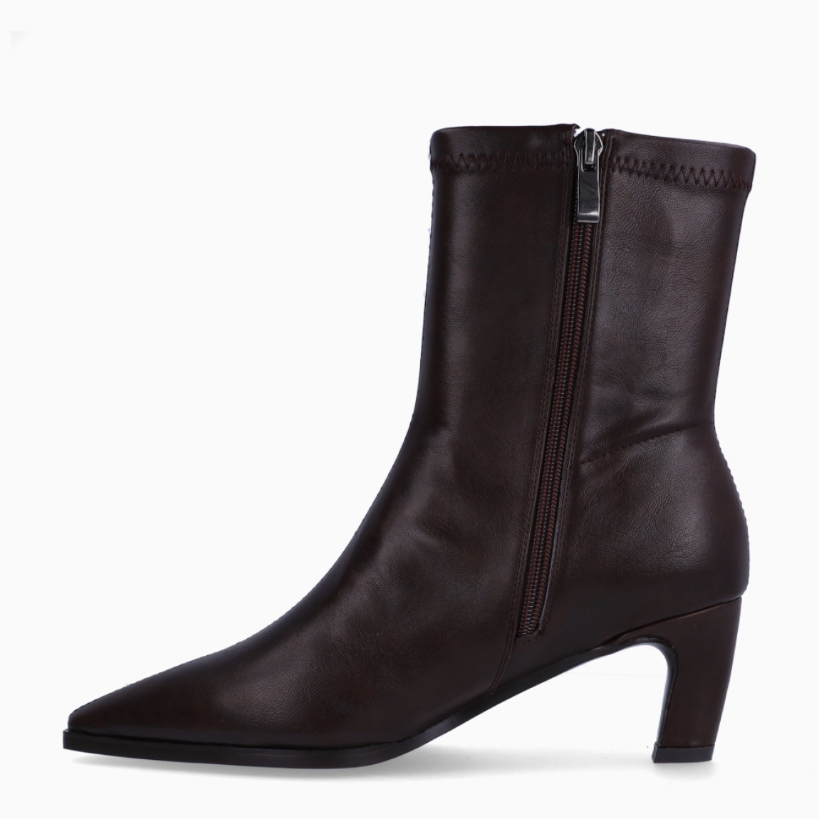 Botines de la marca Itse, modelo LATX. Botines elaborados en licra color marrón con efecto liso. Botines con punta lápiz y un tacón fino de 5cm de altura. Estos botines Itse tienen como cierre una cremallera. Botines Itse LAXT, son un complemento para tus looks con elegancia!