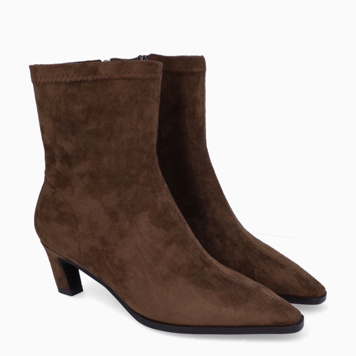Botines de la marca Itse, modelo LATX. Botines elaborados en licra color taupe con efecto liso. Botines con punta lápiz y un tacón fino de 5cm de altura. Estos botines Itse tienen como cierre una cremallera. Botines Itse LAXT, son un complemento para tus looks con elegancia!