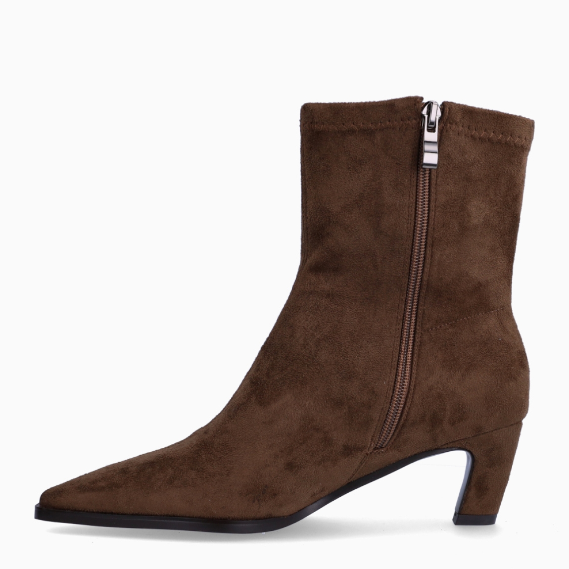 Botines de la marca Itse, modelo LATX. Botines elaborados en licra color taupe con efecto liso. Botines con punta lápiz y un tacón fino de 5cm de altura. Estos botines Itse tienen como cierre una cremallera. Botines Itse LAXT, son un complemento para tus looks con elegancia!