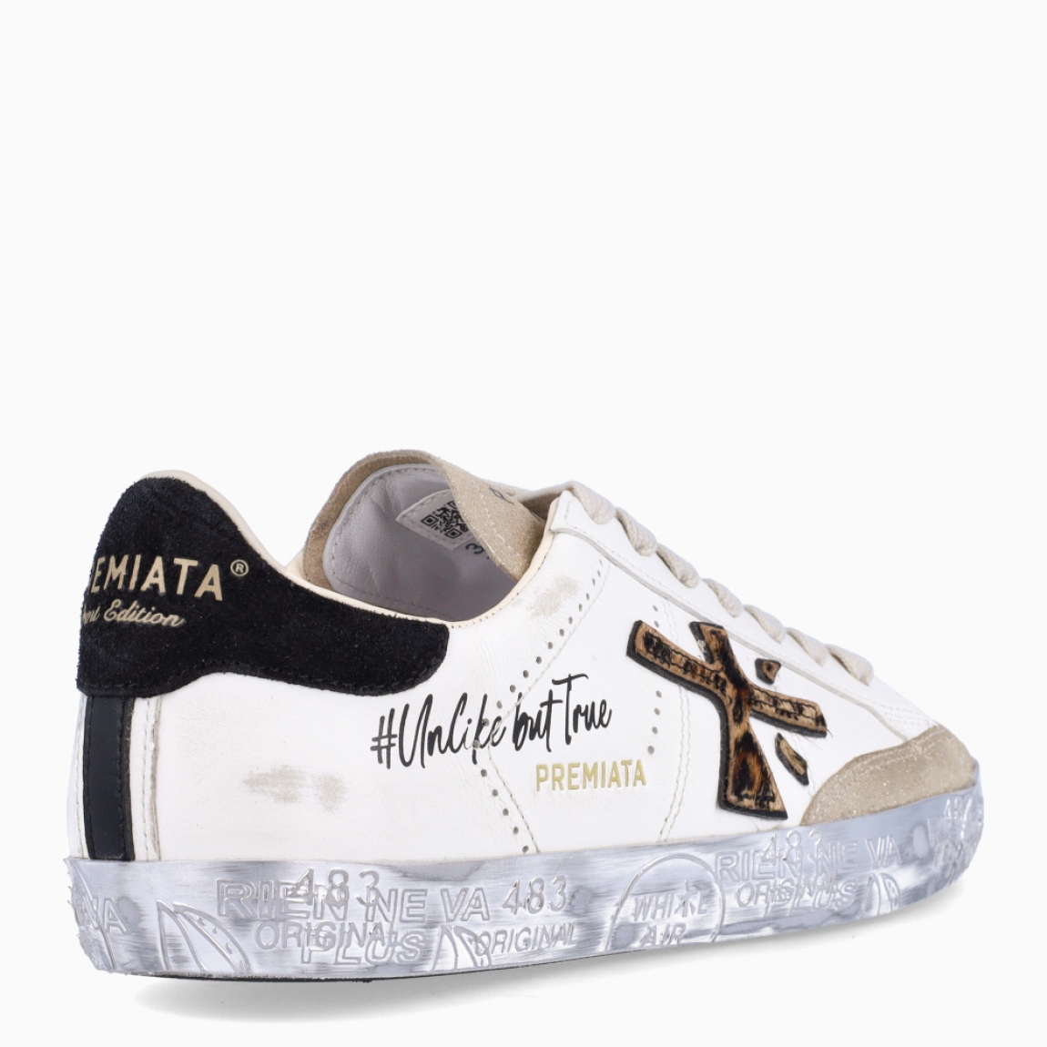 Deportivas de la marca Premiata, modelo STEVEND. Exterior de las deportivas en piel color blanco con logo en amila print y punter escarchada dorada. Interior de las deportivas en piel color blanco. Cierre de las deportivas con cordones a tono y suela plana color plata. Deportivas Premiata Stevend tienen el diseño perfecto para temporada, no puede faltar este modelo clásico en tu armario!
