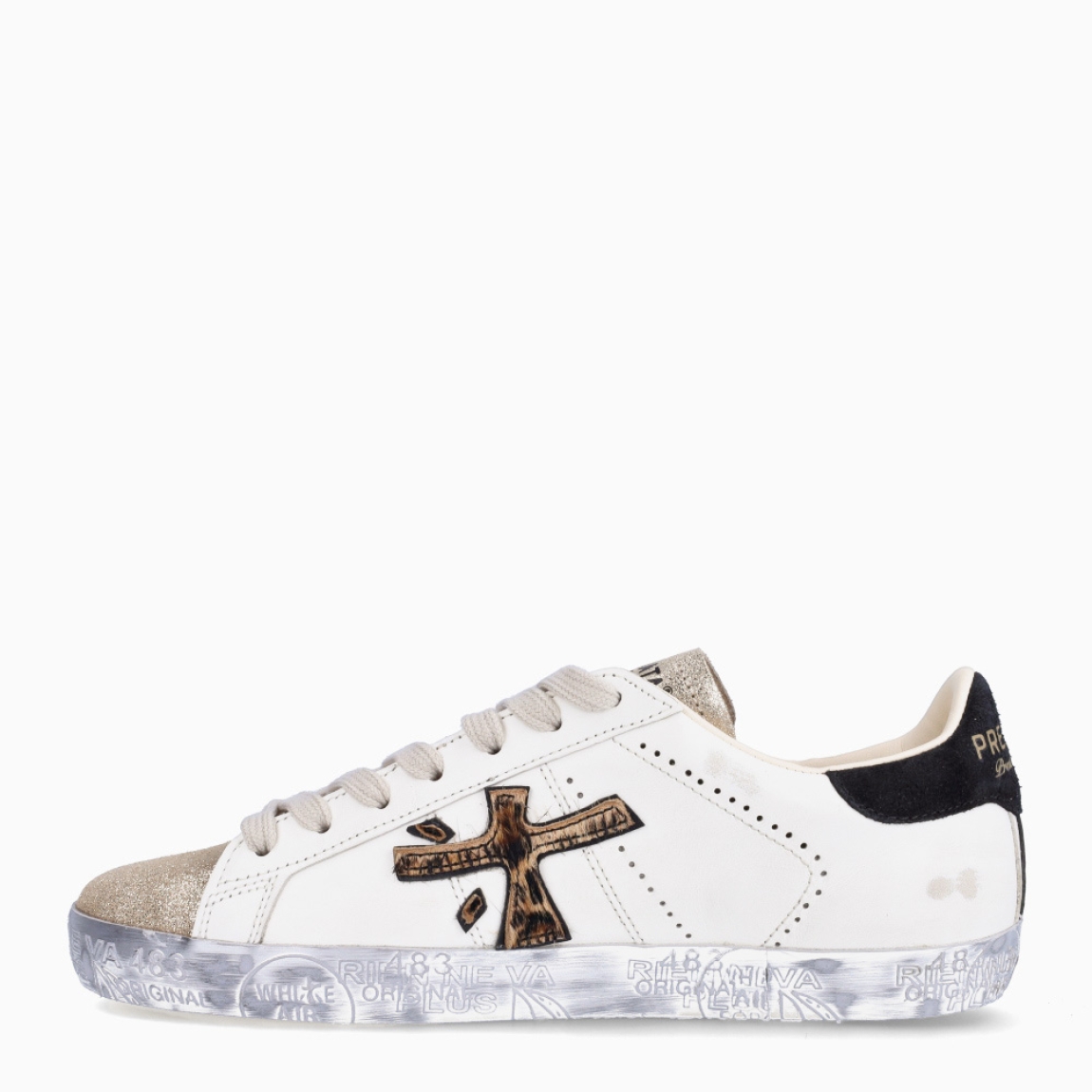 Deportivas de la marca Premiata, modelo STEVEND. Exterior de las deportivas en piel color blanco con logo en amila print y punter escarchada dorada. Interior de las deportivas en piel color blanco. Cierre de las deportivas con cordones a tono y suela plana color plata. Deportivas Premiata Stevend tienen el diseño perfecto para temporada, no puede faltar este modelo clásico en tu armario!