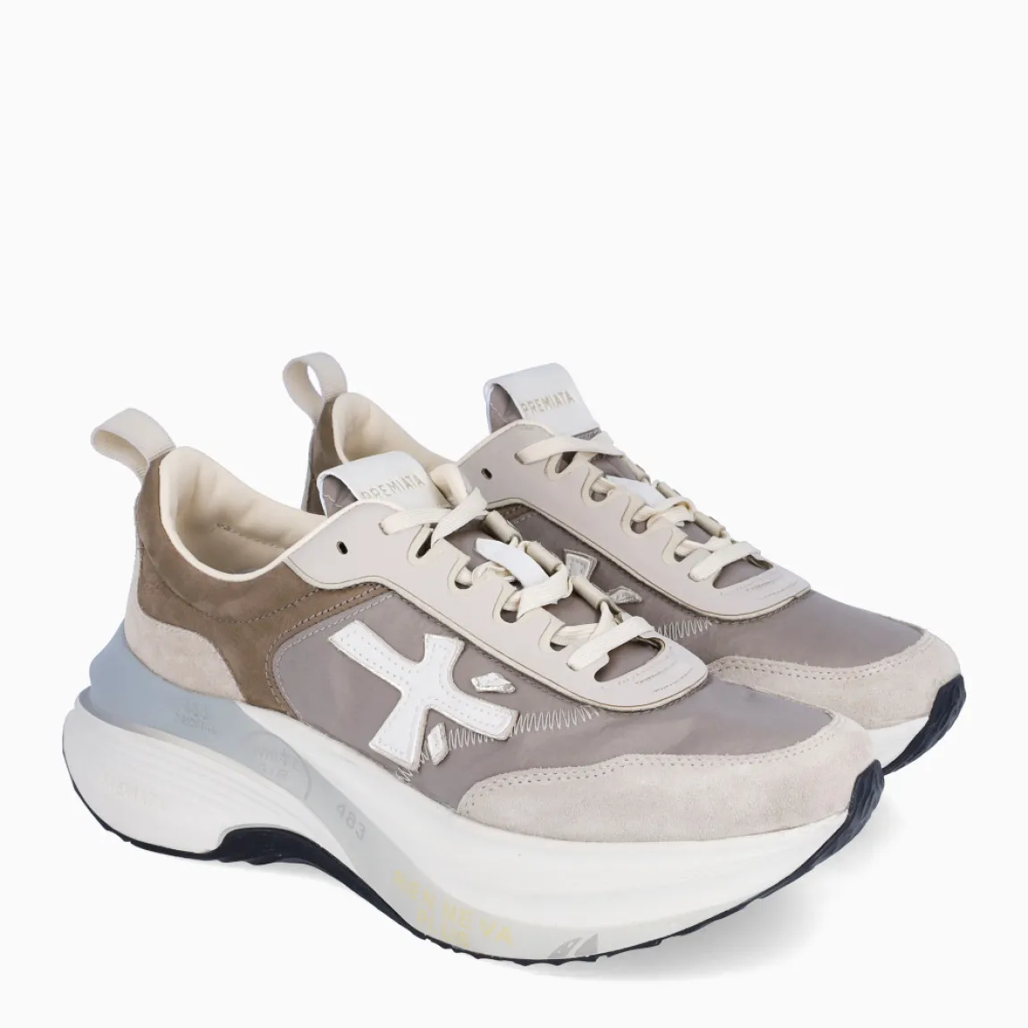 Deportiivas de la marca Premiata, modelo HILL. Exterior de la deportivas en naylon color gris con detalle en ante. Interior en piel color blanco. Cierre de las deportivas Premiata con cordones blancos. Deportivas con suela estilo running con plataforma. Estas deportivas Premiata HILL son la combinación perfecta entre lo clásico, cómodo y original. Será tu complemento perfecto para esta temporada!