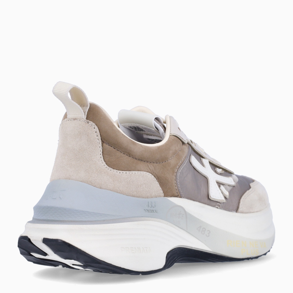 Deportiivas de la marca Premiata, modelo HILL. Exterior de la deportivas en naylon color gris con detalle en ante. Interior en piel color blanco. Cierre de las deportivas Premiata con cordones blancos. Deportivas con suela estilo running con plataforma. Estas deportivas Premiata HILL son la combinación perfecta entre lo clásico, cómodo y original. Será tu complemento perfecto para esta temporada!