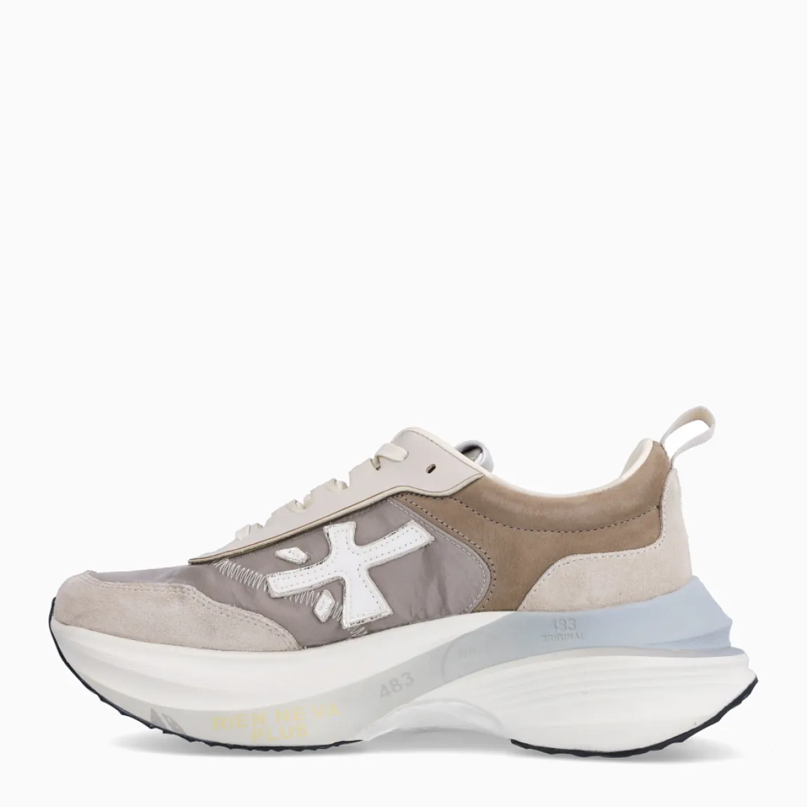 Deportiivas de la marca Premiata, modelo HILL. Exterior de la deportivas en naylon color gris con detalle en ante. Interior en piel color blanco. Cierre de las deportivas Premiata con cordones blancos. Deportivas con suela estilo running con plataforma. Estas deportivas Premiata HILL son la combinación perfecta entre lo clásico, cómodo y original. Será tu complemento perfecto para esta temporada!