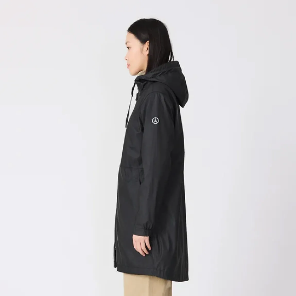 Chaqueta impermeable marca Tanta, modelo VAND. Chaqueta elaborada en poliuretano color negro que te mantiene abrigado y seco durante el otoño y el invierno. El aislamiento inteligente proviene de una fibra ligera tipo C que atrapa el calor corporal al tiempo que permite que salga la humedad. Este aislamiento sin plumas y transpirable brinda calidez y comodidad cuando la temperatura comienza a bajar. Esta chaqueta Tanta, cuenta con todas las costuras selladas para una mayor impermeabilidad. El abrigo Vand está acabado con una cremallera frontal impermeable y los bolsillos ocultos mantienen los objetos de valor seguros y crean una la silueta suave. No te puede faltar en el armario!