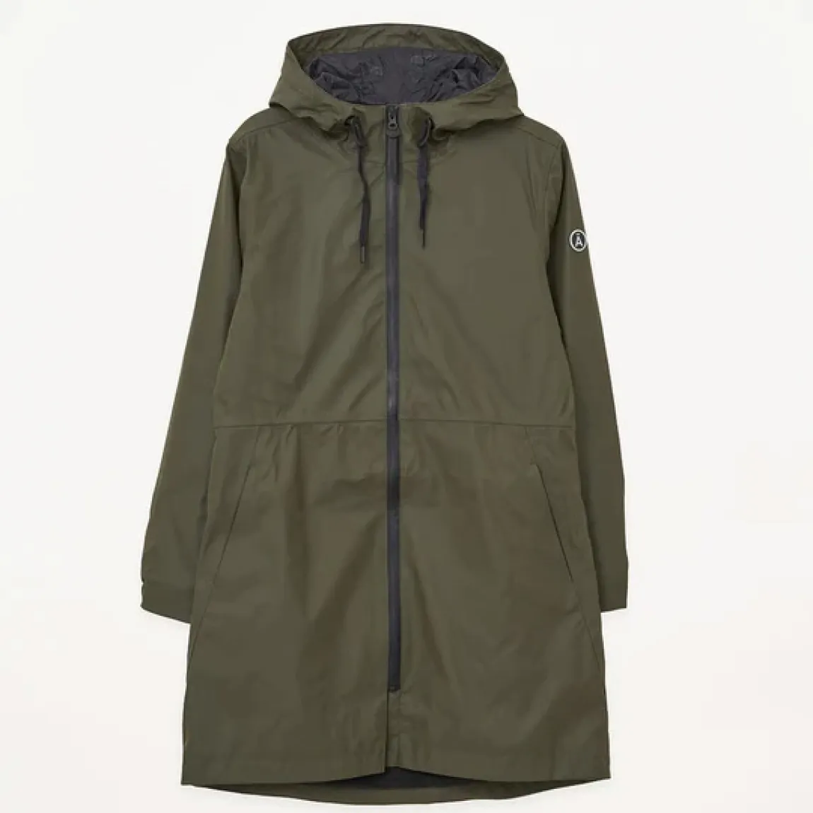 Chaqueta impermeable marca Tanta, modelo VAND. Chaqueta elaborada en poliuretano color kaki que te mantiene abrigado y seco durante el otoño y el invierno. El aislamiento inteligente proviene de una fibra ligera tipo C que atrapa el calor corporal al tiempo que permite que salga la humedad. Este aislamiento sin plumas y transpirable brinda calidez y comodidad cuando la temperatura comienza a bajar. Esta chaqueta Tanta, cuenta con todas las costuras selladas para una mayor impermeabilidad. El abrigo Vand está acabado con una cremallera frontal impermeable y los bolsillos ocultos mantienen los objetos de valor seguros y crean una la silueta suave. No te puede faltar en el armario!