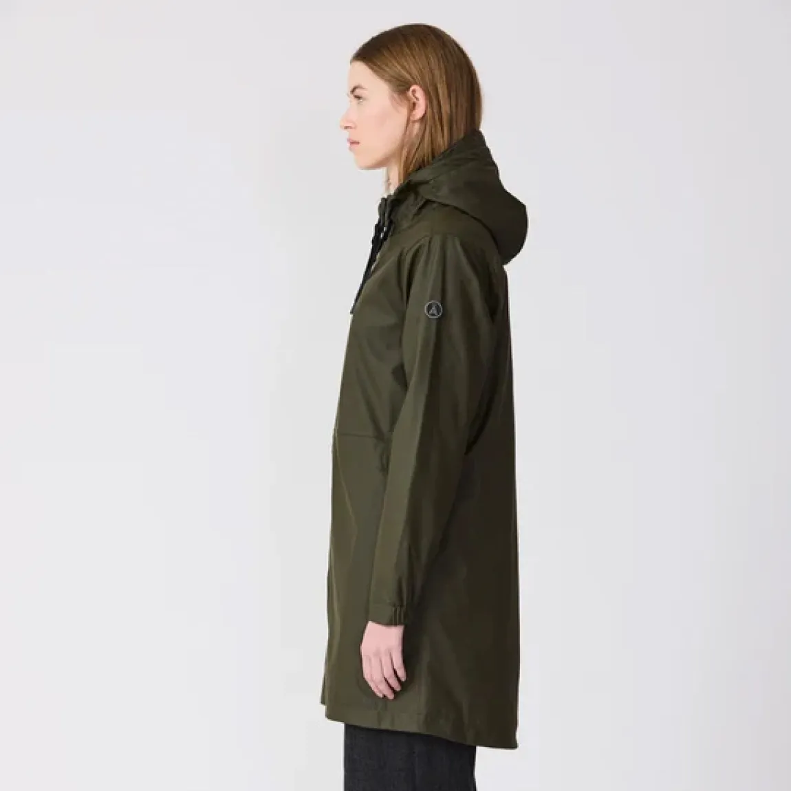 Chaqueta impermeable marca Tanta, modelo VAND. Chaqueta elaborada en poliuretano color kaki que te mantiene abrigado y seco durante el otoño y el invierno. El aislamiento inteligente proviene de una fibra ligera tipo C que atrapa el calor corporal al tiempo que permite que salga la humedad. Este aislamiento sin plumas y transpirable brinda calidez y comodidad cuando la temperatura comienza a bajar. Esta chaqueta Tanta, cuenta con todas las costuras selladas para una mayor impermeabilidad. El abrigo Vand está acabado con una cremallera frontal impermeable y los bolsillos ocultos mantienen los objetos de valor seguros y crean una la silueta suave. No te puede faltar en el armario!