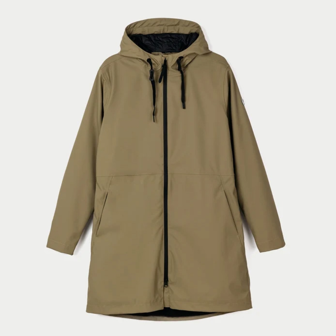 Chaqueta impermeable marca Tanta, modelo VAND. Chaqueta elaborada en poliuretano color verde que te mantiene abrigado y seco durante el otoño y el invierno. El aislamiento inteligente proviene de una fibra ligera tipo C que atrapa el calor corporal al tiempo que permite que salga la humedad. Este aislamiento sin plumas y transpirable brinda calidez y comodidad cuando la temperatura comienza a bajar. Esta chaqueta Tanta, cuenta con todas las costuras selladas para una mayor impermeabilidad. El abrigo Vand está acabado con una cremallera frontal impermeable y los bolsillos ocultos mantienen los objetos de valor seguros y crean una la silueta suave. No te puede faltar en el armario!