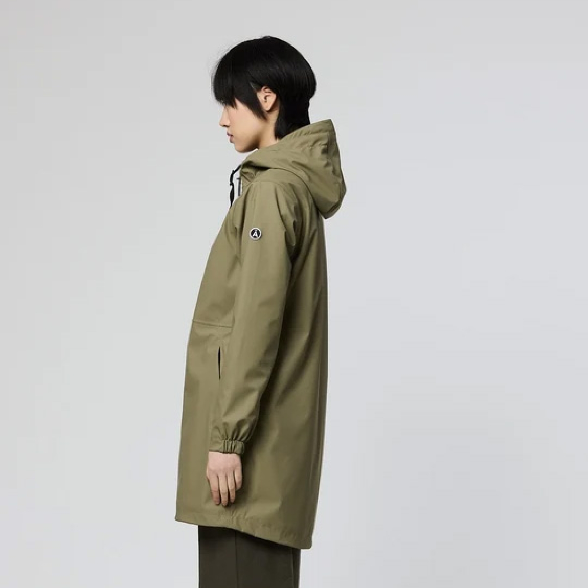 Chaqueta impermeable marca Tanta, modelo VAND. Chaqueta elaborada en poliuretano color verde que te mantiene abrigado y seco durante el otoño y el invierno. El aislamiento inteligente proviene de una fibra ligera tipo C que atrapa el calor corporal al tiempo que permite que salga la humedad. Este aislamiento sin plumas y transpirable brinda calidez y comodidad cuando la temperatura comienza a bajar. Esta chaqueta Tanta, cuenta con todas las costuras selladas para una mayor impermeabilidad. El abrigo Vand está acabado con una cremallera frontal impermeable y los bolsillos ocultos mantienen los objetos de valor seguros y crean una la silueta suave. No te puede faltar en el armario!