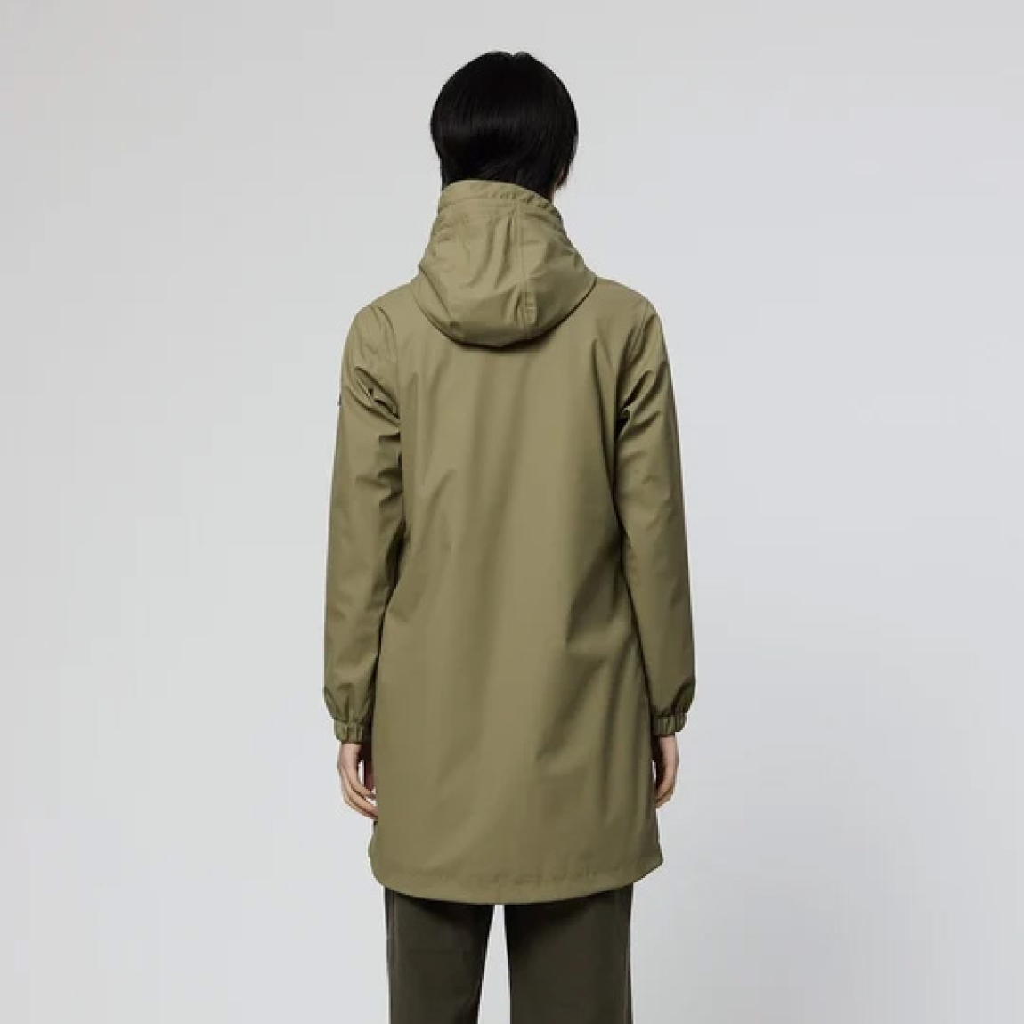 Chaqueta impermeable marca Tanta, modelo VAND. Chaqueta elaborada en poliuretano color verde que te mantiene abrigado y seco durante el otoño y el invierno. El aislamiento inteligente proviene de una fibra ligera tipo C que atrapa el calor corporal al tiempo que permite que salga la humedad. Este aislamiento sin plumas y transpirable brinda calidez y comodidad cuando la temperatura comienza a bajar. Esta chaqueta Tanta, cuenta con todas las costuras selladas para una mayor impermeabilidad. El abrigo Vand está acabado con una cremallera frontal impermeable y los bolsillos ocultos mantienen los objetos de valor seguros y crean una la silueta suave. No te puede faltar en el armario!