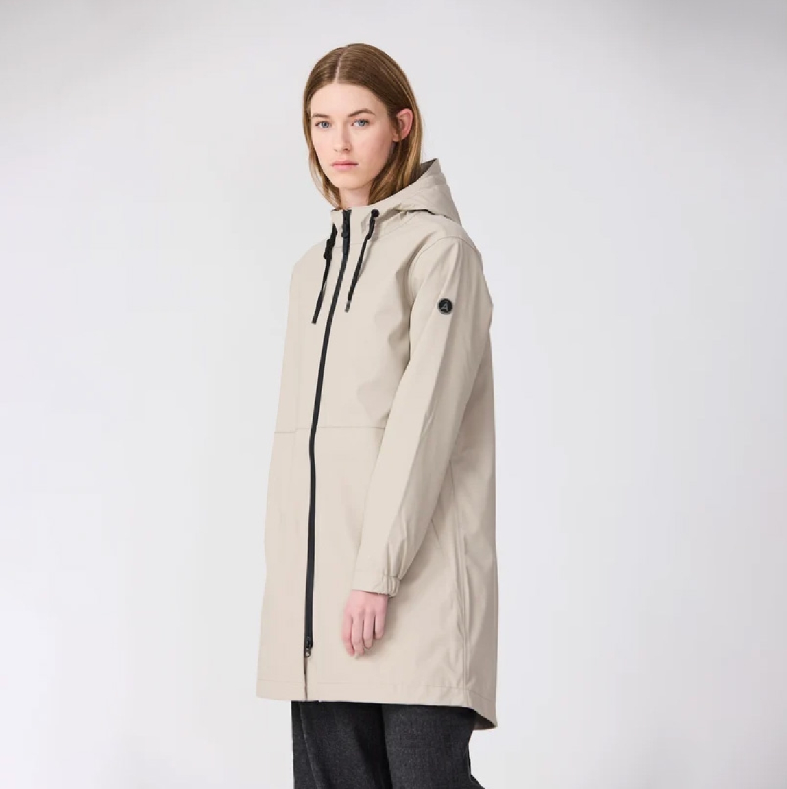 Chaqueta impermeable marca Tanta, modelo VAND. Chaqueta elaborada en poliuretano color crudo que te mantiene abrigado y seco durante el otoño y el invierno. El aislamiento inteligente proviene de una fibra ligera tipo C que atrapa el calor corporal al tiempo que permite que salga la humedad. Este aislamiento sin plumas y transpirable brinda calidez y comodidad cuando la temperatura comienza a bajar. Esta chaqueta Tanta, cuenta con todas las costuras selladas para una mayor impermeabilidad. El abrigo Vand está acabado con una cremallera frontal impermeable y los bolsillos ocultos mantienen los objetos de valor seguros y crean una la silueta suave. No te puede faltar en el armario!