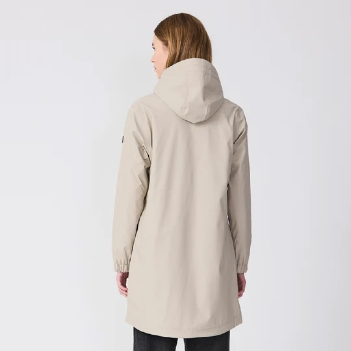 Chaqueta impermeable marca Tanta, modelo VAND. Chaqueta elaborada en poliuretano color crudo que te mantiene abrigado y seco durante el otoño y el invierno. El aislamiento inteligente proviene de una fibra ligera tipo C que atrapa el calor corporal al tiempo que permite que salga la humedad. Este aislamiento sin plumas y transpirable brinda calidez y comodidad cuando la temperatura comienza a bajar. Esta chaqueta Tanta, cuenta con todas las costuras selladas para una mayor impermeabilidad. El abrigo Vand está acabado con una cremallera frontal impermeable y los bolsillos ocultos mantienen los objetos de valor seguros y crean una la silueta suave. No te puede faltar en el armario!