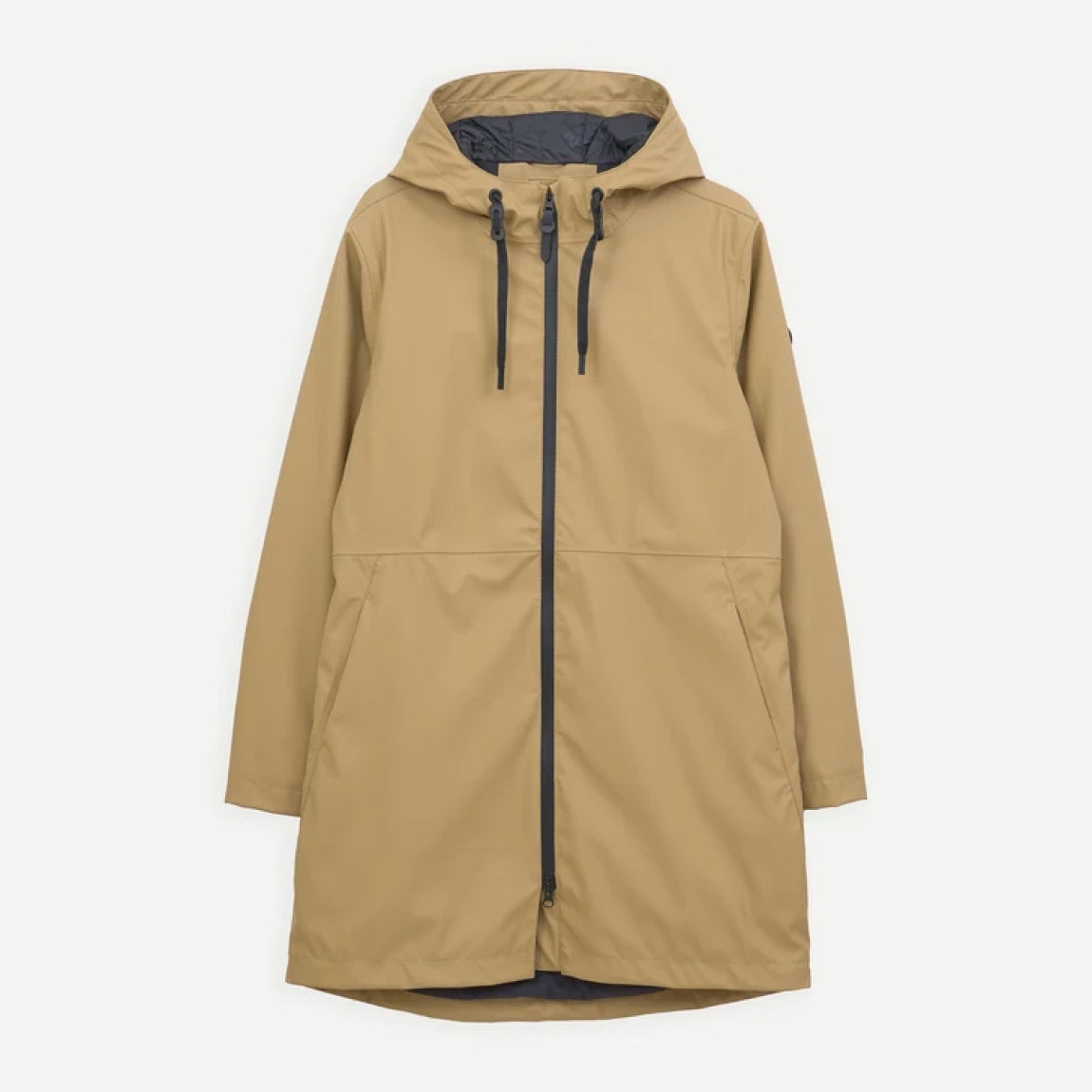 Chaqueta impermeable marca Tanta, modelo VAND. Chaqueta elaborada en poliuretano color camel que te mantiene abrigado y seco durante el otoño y el invierno. El aislamiento inteligente proviene de una fibra ligera tipo C que atrapa el calor corporal al tiempo que permite que salga la humedad. Este aislamiento sin plumas y transpirable brinda calidez y comodidad cuando la temperatura comienza a bajar. Esta chaqueta Tanta, cuenta con todas las costuras selladas para una mayor impermeabilidad. El abrigo Vand está acabado con una cremallera frontal impermeable y los bolsillos ocultos mantienen los objetos de valor seguros y crean una la silueta suave. No te puede faltar en el armario!