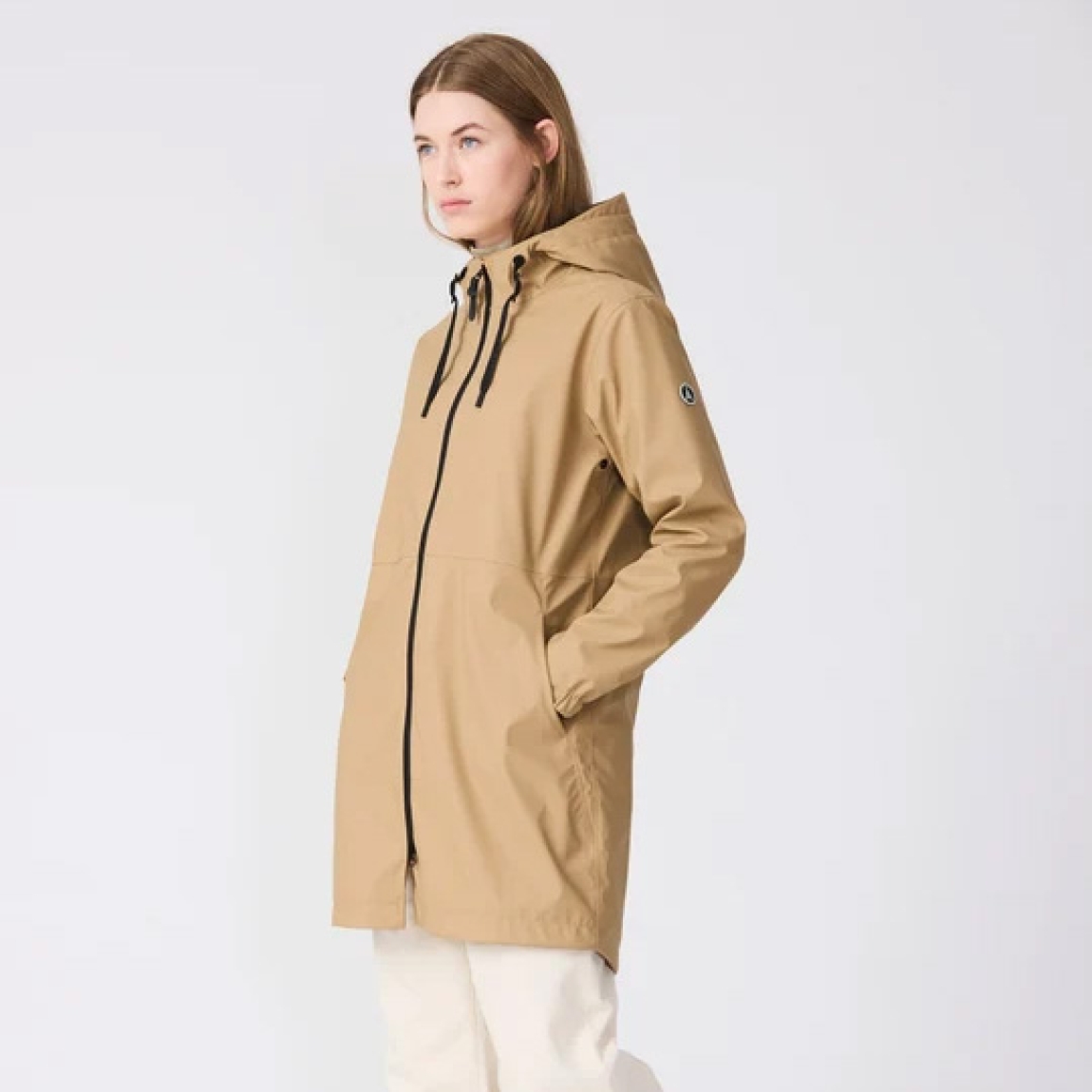 Chaqueta impermeable marca Tanta, modelo VAND. Chaqueta elaborada en poliuretano color camel que te mantiene abrigado y seco durante el otoño y el invierno. El aislamiento inteligente proviene de una fibra ligera tipo C que atrapa el calor corporal al tiempo que permite que salga la humedad. Este aislamiento sin plumas y transpirable brinda calidez y comodidad cuando la temperatura comienza a bajar. Esta chaqueta Tanta, cuenta con todas las costuras selladas para una mayor impermeabilidad. El abrigo Vand está acabado con una cremallera frontal impermeable y los bolsillos ocultos mantienen los objetos de valor seguros y crean una la silueta suave. No te puede faltar en el armario!