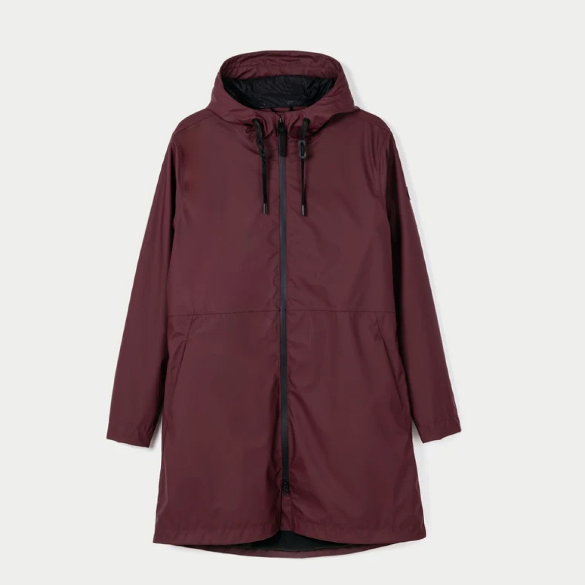 Chaqueta impermeable marca Tanta, modelo VAND. Chaqueta elaborada en poliuretano color burdeos que te mantiene abrigado y seco durante el otoño y el invierno. El aislamiento inteligente proviene de una fibra ligera tipo C que atrapa el calor corporal al tiempo que permite que salga la humedad. Este aislamiento sin plumas y transpirable brinda calidez y comodidad cuando la temperatura comienza a bajar. Esta chaqueta Tanta, cuenta con todas las costuras selladas para una mayor impermeabilidad. El abrigo Vand está acabado con una cremallera frontal impermeable y los bolsillos ocultos mantienen los objetos de valor seguros y crean una la silueta suave. No te puede faltar en el armario!
