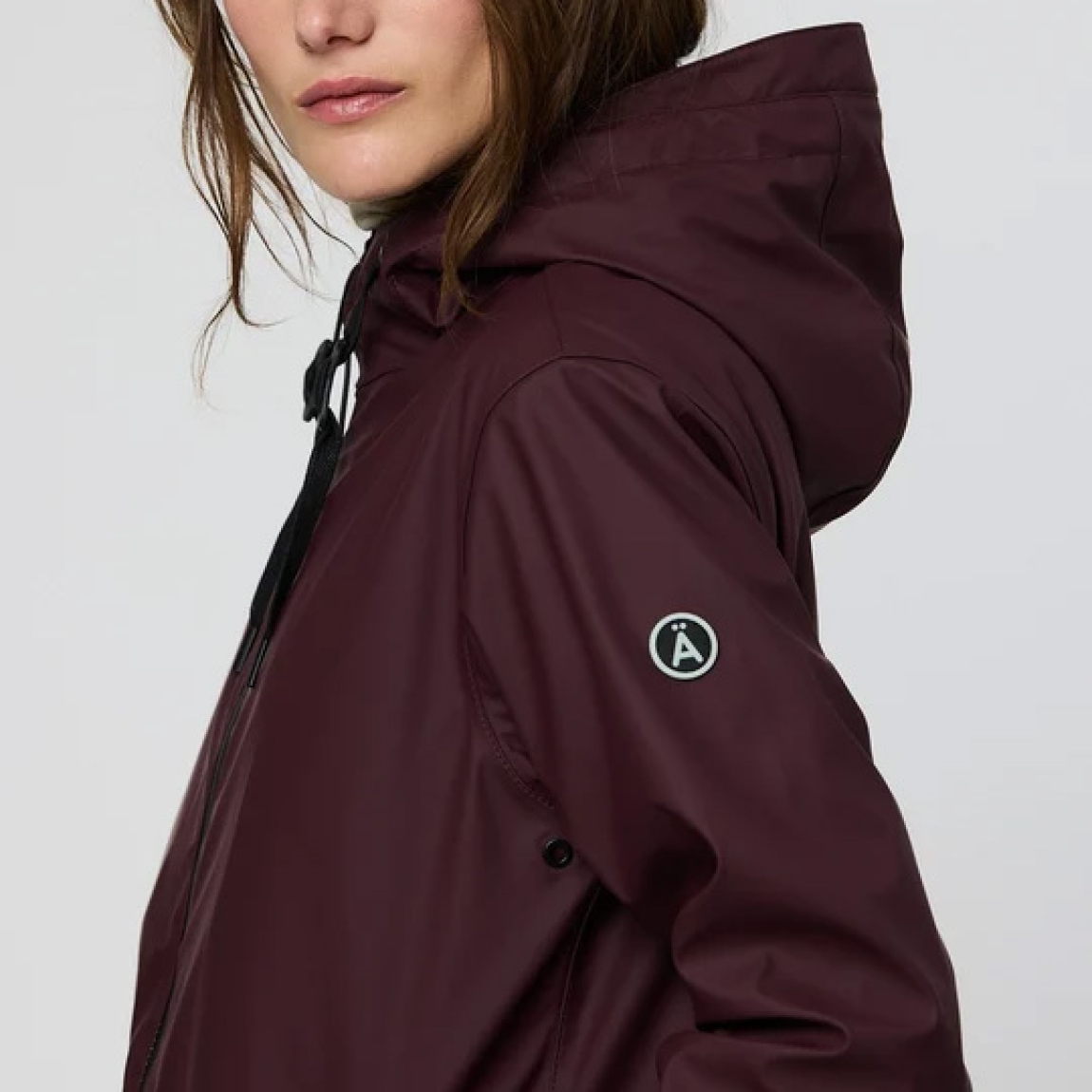 Chaqueta impermeable marca Tanta, modelo VAND. Chaqueta elaborada en poliuretano color burdeos que te mantiene abrigado y seco durante el otoño y el invierno. El aislamiento inteligente proviene de una fibra ligera tipo C que atrapa el calor corporal al tiempo que permite que salga la humedad. Este aislamiento sin plumas y transpirable brinda calidez y comodidad cuando la temperatura comienza a bajar. Esta chaqueta Tanta, cuenta con todas las costuras selladas para una mayor impermeabilidad. El abrigo Vand está acabado con una cremallera frontal impermeable y los bolsillos ocultos mantienen los objetos de valor seguros y crean una la silueta suave. No te puede faltar en el armario!