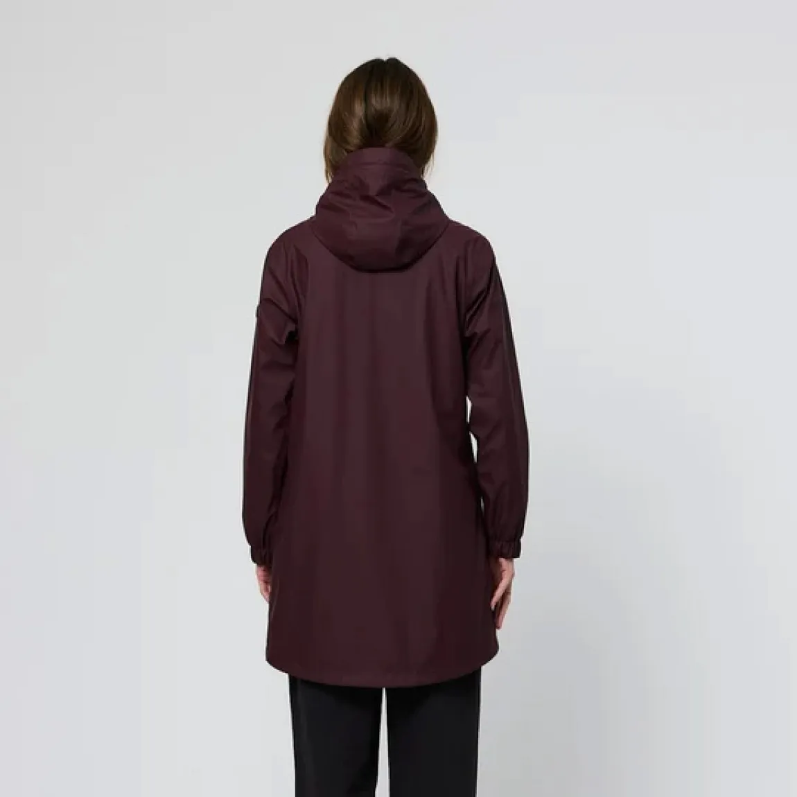 Chaqueta impermeable marca Tanta, modelo VAND. Chaqueta elaborada en poliuretano color burdeos que te mantiene abrigado y seco durante el otoño y el invierno. El aislamiento inteligente proviene de una fibra ligera tipo C que atrapa el calor corporal al tiempo que permite que salga la humedad. Este aislamiento sin plumas y transpirable brinda calidez y comodidad cuando la temperatura comienza a bajar. Esta chaqueta Tanta, cuenta con todas las costuras selladas para una mayor impermeabilidad. El abrigo Vand está acabado con una cremallera frontal impermeable y los bolsillos ocultos mantienen los objetos de valor seguros y crean una la silueta suave. No te puede faltar en el armario!