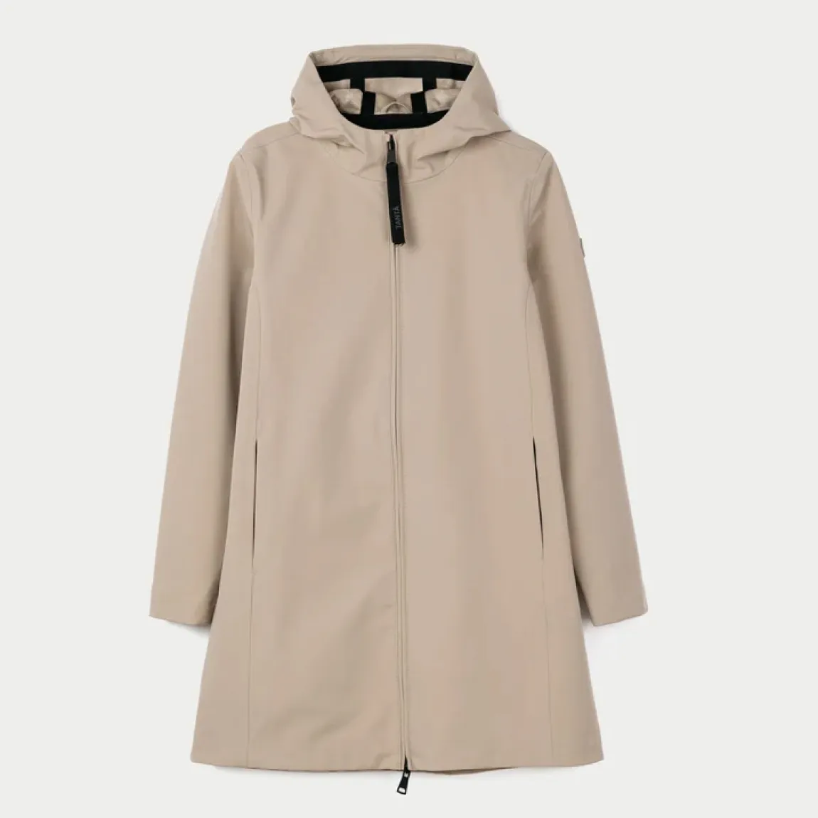 Chaqueta contemporánea de la marca Tanta, modelo NAVY. Chaqueta de largo medio muslo para el entretiempo, que combina líneas limpias y una estética minimalista con un confort excepcional. Confeccionada en tejido Bonded Softshell color beig, que une un exterior Softshell totalmente impermeable con un suave interior de terciopelo, proporciona calidez, libertad de movimiento y protección en una única construcción. Chaqueta Tanta NAVY, no puede faltar en tu armario!