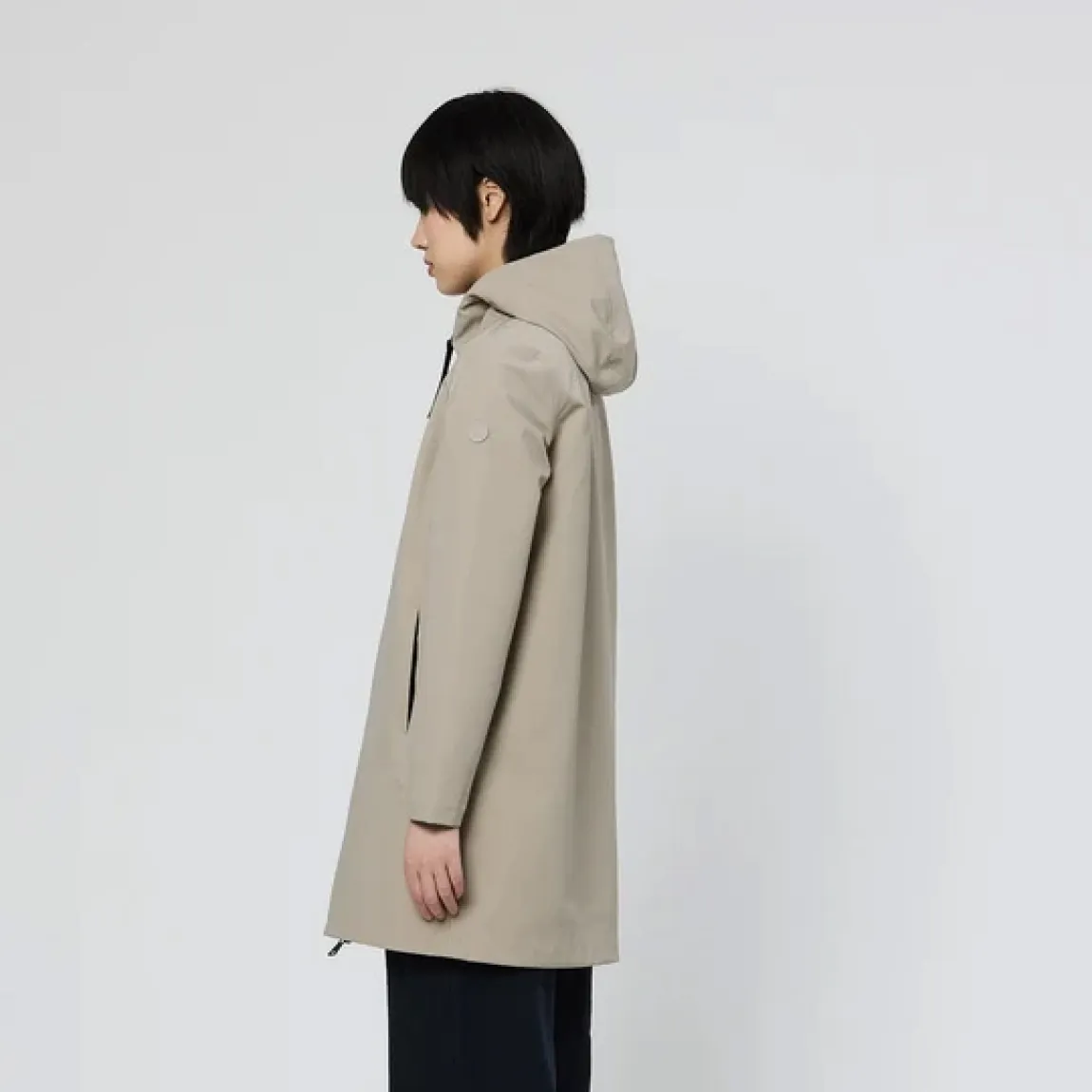 Chaqueta contemporánea de la marca Tanta, modelo NAVY. Chaqueta de largo medio muslo para el entretiempo, que combina líneas limpias y una estética minimalista con un confort excepcional. Confeccionada en tejido Bonded Softshell color beig, que une un exterior Softshell totalmente impermeable con un suave interior de terciopelo, proporciona calidez, libertad de movimiento y protección en una única construcción. Chaqueta Tanta NAVY, no puede faltar en tu armario!