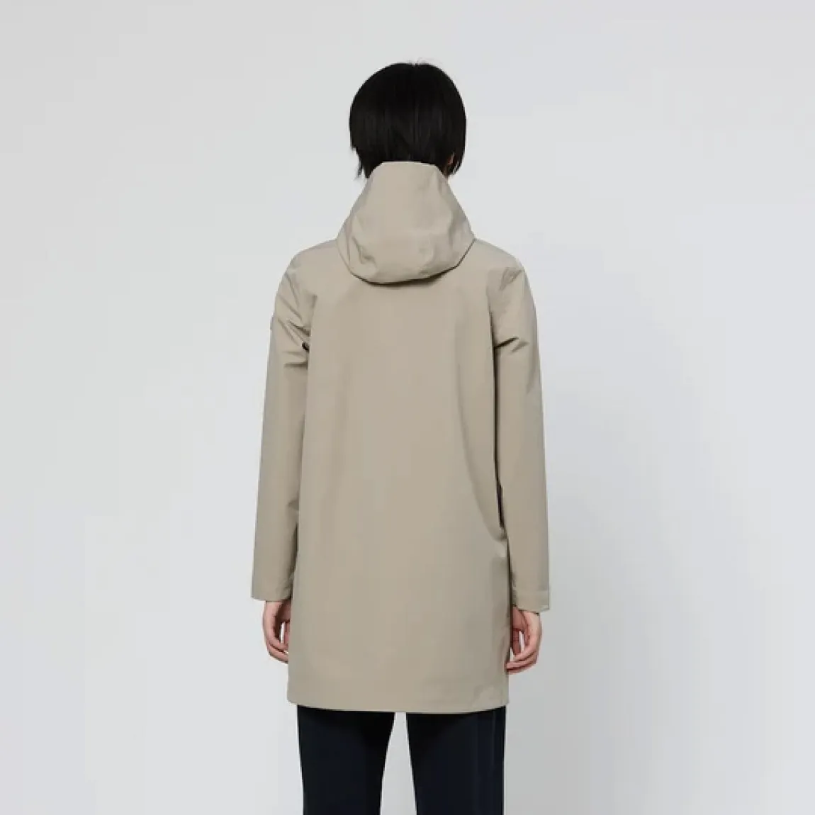 Chaqueta contemporánea de la marca Tanta, modelo NAVY. Chaqueta de largo medio muslo para el entretiempo, que combina líneas limpias y una estética minimalista con un confort excepcional. Confeccionada en tejido Bonded Softshell color beig, que une un exterior Softshell totalmente impermeable con un suave interior de terciopelo, proporciona calidez, libertad de movimiento y protección en una única construcción. Chaqueta Tanta NAVY, no puede faltar en tu armario!
