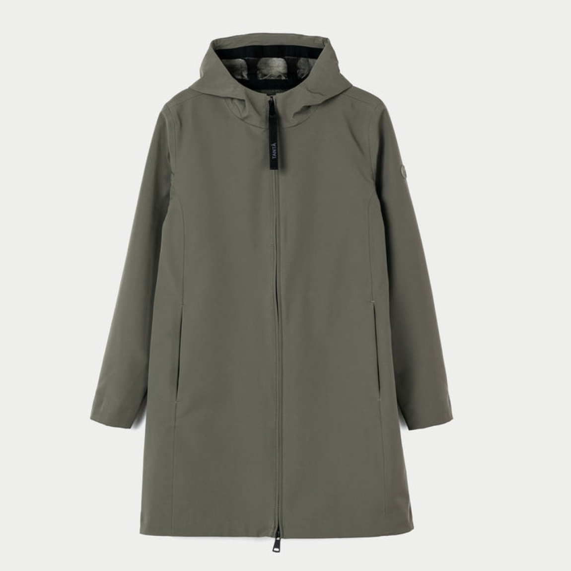 Chaqueta contemporánea de la marca Tanta, modelo NAVY. Chaqueta de largo medio muslo para el entretiempo, que combina líneas limpias y una estética minimalista con un confort excepcional. Confeccionada en tejido Bonded Softshell color gris, que une un exterior Softshell totalmente impermeable con un suave interior de terciopelo, proporciona calidez, libertad de movimiento y protección en una única construcción. Chaqueta Tanta NAVY, no puede faltar en tu armario!
