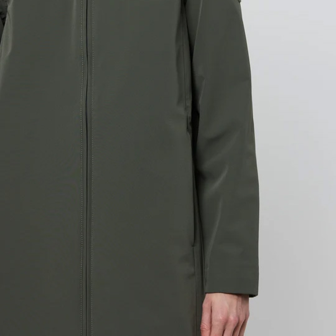 Chaqueta contemporánea de la marca Tanta, modelo NAVY. Chaqueta de largo medio muslo para el entretiempo, que combina líneas limpias y una estética minimalista con un confort excepcional. Confeccionada en tejido Bonded Softshell color gris, que une un exterior Softshell totalmente impermeable con un suave interior de terciopelo, proporciona calidez, libertad de movimiento y protección en una única construcción. Chaqueta Tanta NAVY, no puede faltar en tu armario!