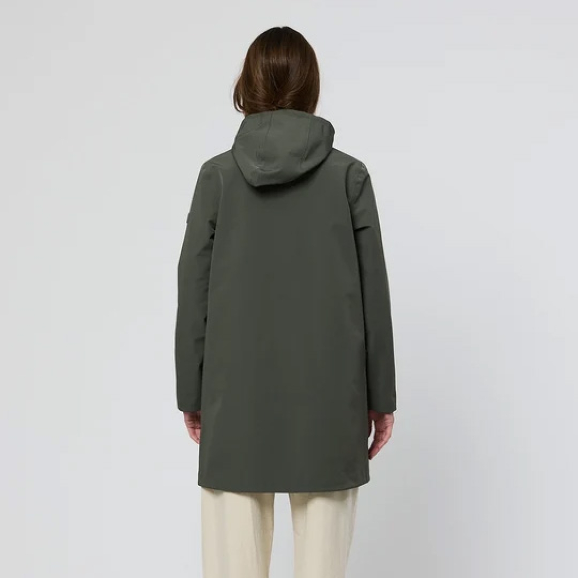 Chaqueta contemporánea de la marca Tanta, modelo NAVY. Chaqueta de largo medio muslo para el entretiempo, que combina líneas limpias y una estética minimalista con un confort excepcional. Confeccionada en tejido Bonded Softshell color gris, que une un exterior Softshell totalmente impermeable con un suave interior de terciopelo, proporciona calidez, libertad de movimiento y protección en una única construcción. Chaqueta Tanta NAVY, no puede faltar en tu armario!