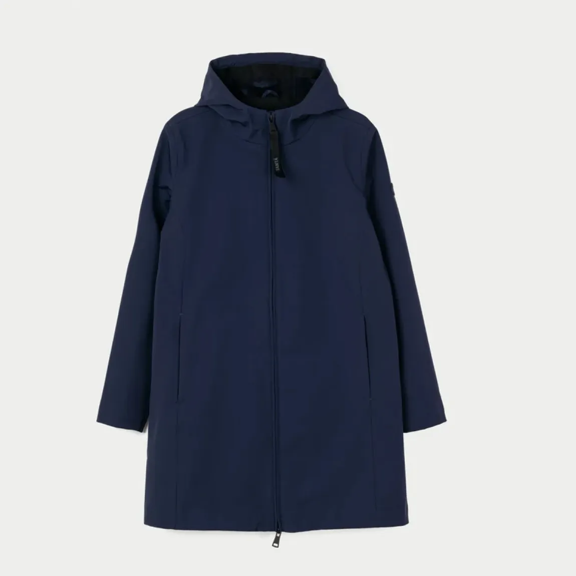 Chaqueta contemporánea de la marca Tanta, modelo NAVY. Chaqueta de largo medio muslo para el entretiempo, que combina líneas limpias y una estética minimalista con un confort excepcional. Confeccionada en tejido Bonded Softshell color azul oscuro, que une un exterior Softshell totalmente impermeable con un suave interior de terciopelo, proporciona calidez, libertad de movimiento y protección en una única construcción. Chaqueta Tanta NAVY, no puede faltar en tu armario!