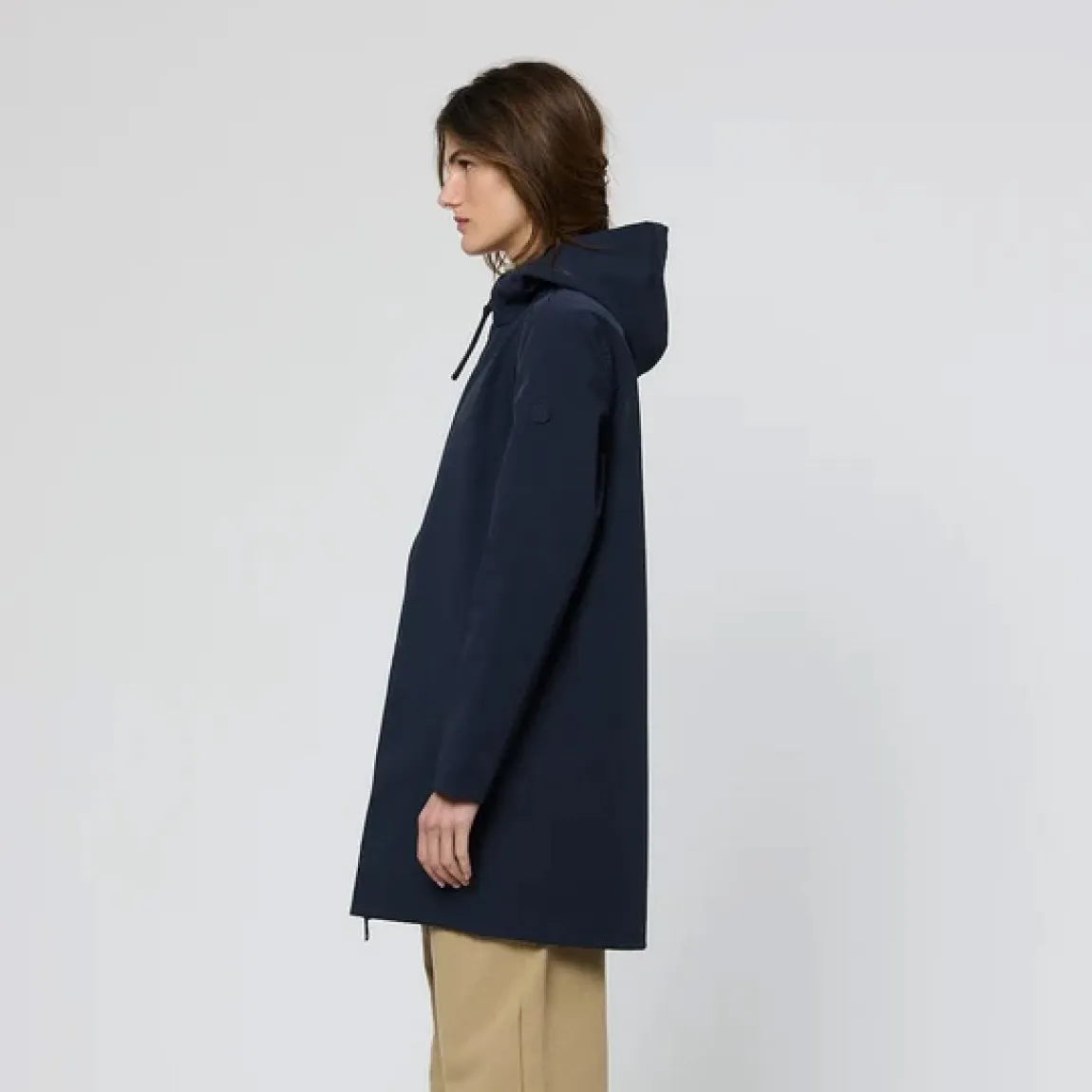 Chaqueta contemporánea de la marca Tanta, modelo NAVY. Chaqueta de largo medio muslo para el entretiempo, que combina líneas limpias y una estética minimalista con un confort excepcional. Confeccionada en tejido Bonded Softshell color azul oscuro, que une un exterior Softshell totalmente impermeable con un suave interior de terciopelo, proporciona calidez, libertad de movimiento y protección en una única construcción. Chaqueta Tanta NAVY, no puede faltar en tu armario!