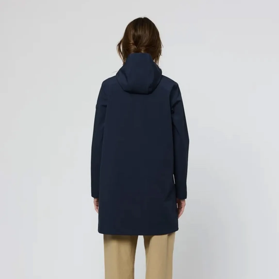 Chaqueta contemporánea de la marca Tanta, modelo NAVY. Chaqueta de largo medio muslo para el entretiempo, que combina líneas limpias y una estética minimalista con un confort excepcional. Confeccionada en tejido Bonded Softshell color azul oscuro, que une un exterior Softshell totalmente impermeable con un suave interior de terciopelo, proporciona calidez, libertad de movimiento y protección en una única construcción. Chaqueta Tanta NAVY, no puede faltar en tu armario!