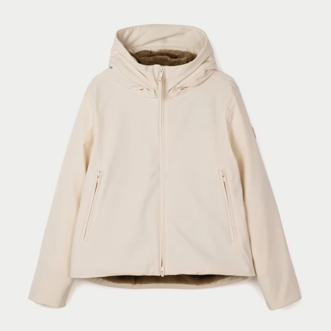 Chaqueta corta de la marca TANTA, modelo GRAUPEL. Chaqueta que combina un exterior Softshell color crudo, totalmente impermeable con un forro de suave pelo sintético tipo rabbit, creando una chaqueta corta con una estética refinada y menos deportiva. Chaqueta Tanta cálida, cómoda y versátil, es una prenda perfecta para la ciudad durante los meses más fríos. Chaqueta TANTA GRAUPEL, ideal para ti!