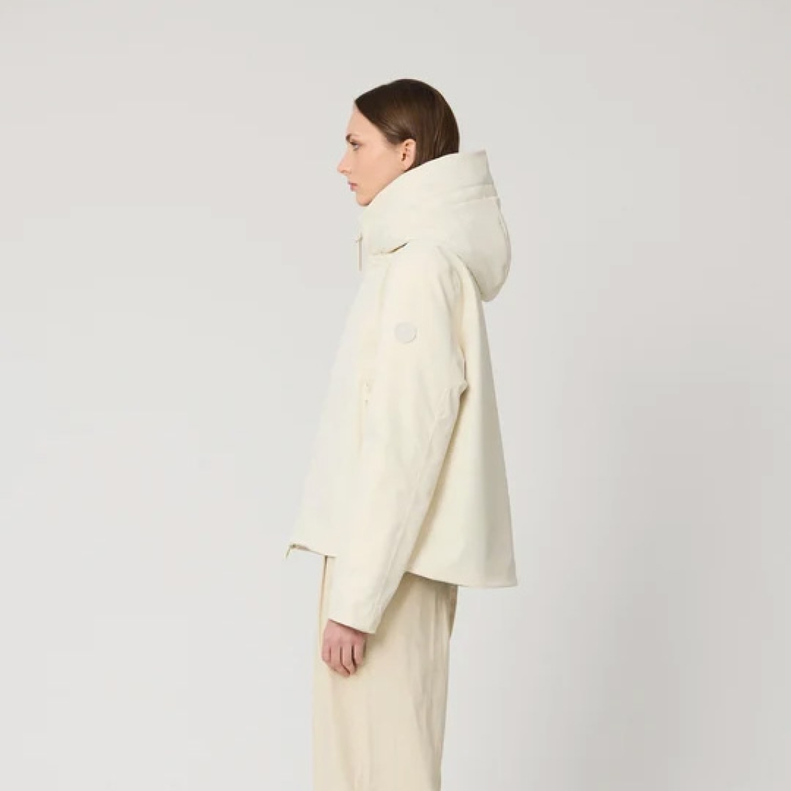 Chaqueta corta de la marca TANTA, modelo GRAUPEL. Chaqueta que combina un exterior Softshell color crudo, totalmente impermeable con un forro de suave pelo sintético tipo rabbit, creando una chaqueta corta con una estética refinada y menos deportiva. Chaqueta Tanta cálida, cómoda y versátil, es una prenda perfecta para la ciudad durante los meses más fríos. Chaqueta TANTA GRAUPEL, ideal para ti!