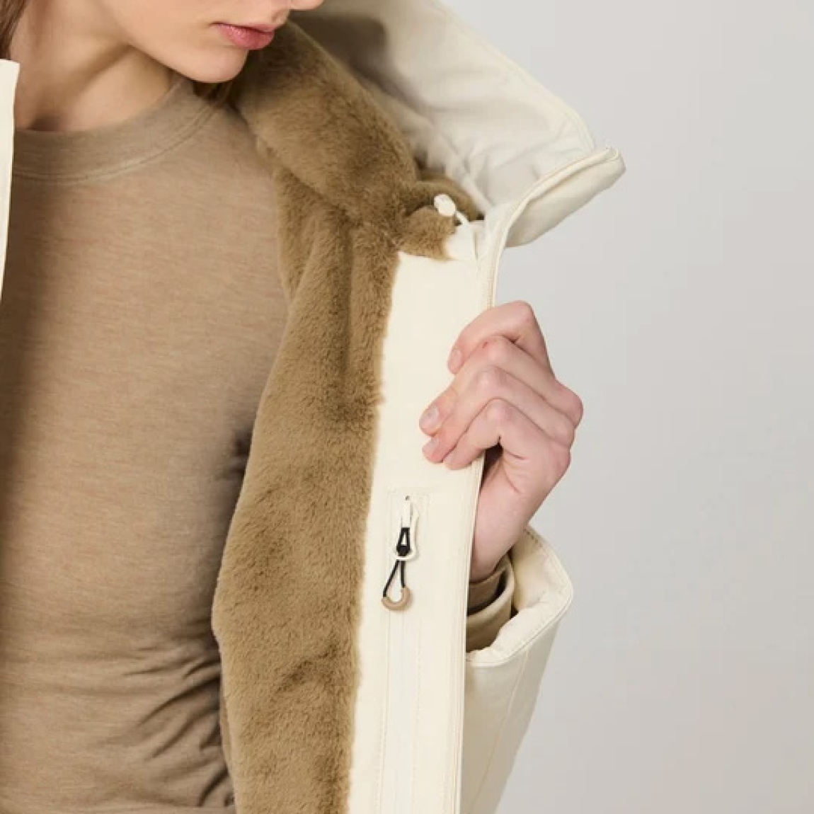 Chaqueta corta de la marca TANTA, modelo GRAUPEL. Chaqueta que combina un exterior Softshell color crudo, totalmente impermeable con un forro de suave pelo sintético tipo rabbit, creando una chaqueta corta con una estética refinada y menos deportiva. Chaqueta Tanta cálida, cómoda y versátil, es una prenda perfecta para la ciudad durante los meses más fríos. Chaqueta TANTA GRAUPEL, ideal para ti!