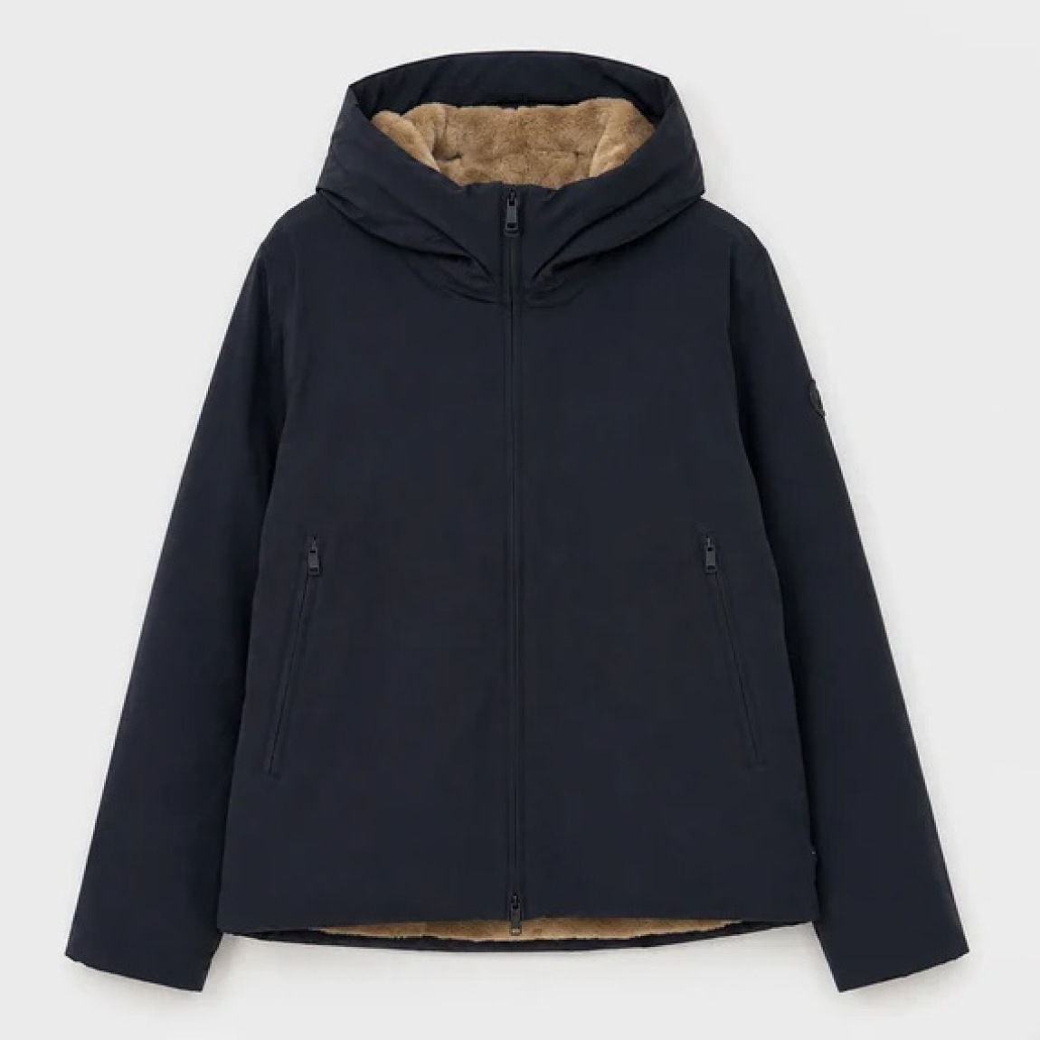 Chaqueta corta de la marca TANTA, modelo GRAUPEL. Chaqueta que combina un exterior Softshell color negro, totalmente impermeable con un forro de suave pelo sintético tipo rabbit, creando una chaqueta corta con una estética refinada y menos deportiva. Chaqueta Tanta cálida, cómoda y versátil, es una prenda perfecta para la ciudad durante los meses más fríos. Chaqueta TANTA GRAUPEL, ideal para ti!