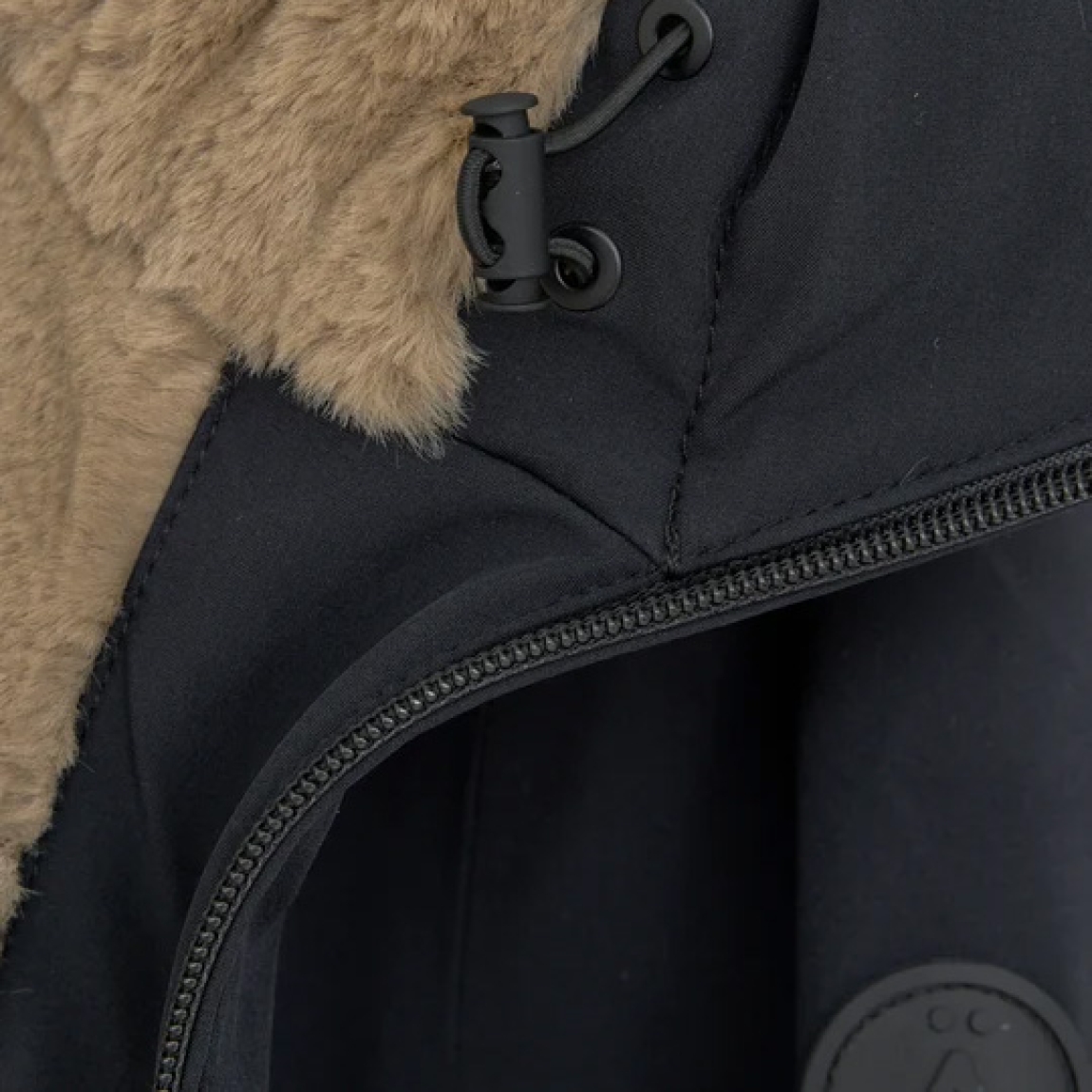 Chaqueta corta de la marca TANTA, modelo GRAUPEL. Chaqueta que combina un exterior Softshell color negro, totalmente impermeable con un forro de suave pelo sintético tipo rabbit, creando una chaqueta corta con una estética refinada y menos deportiva. Chaqueta Tanta cálida, cómoda y versátil, es una prenda perfecta para la ciudad durante los meses más fríos. Chaqueta TANTA GRAUPEL, ideal para ti!