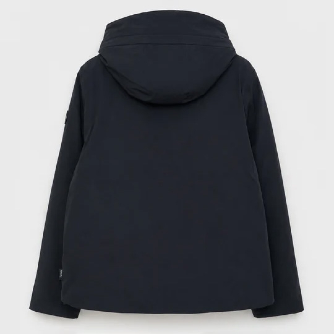 Chaqueta corta de la marca TANTA, modelo GRAUPEL. Chaqueta que combina un exterior Softshell color negro, totalmente impermeable con un forro de suave pelo sintético tipo rabbit, creando una chaqueta corta con una estética refinada y menos deportiva. Chaqueta Tanta cálida, cómoda y versátil, es una prenda perfecta para la ciudad durante los meses más fríos. Chaqueta TANTA GRAUPEL, ideal para ti!