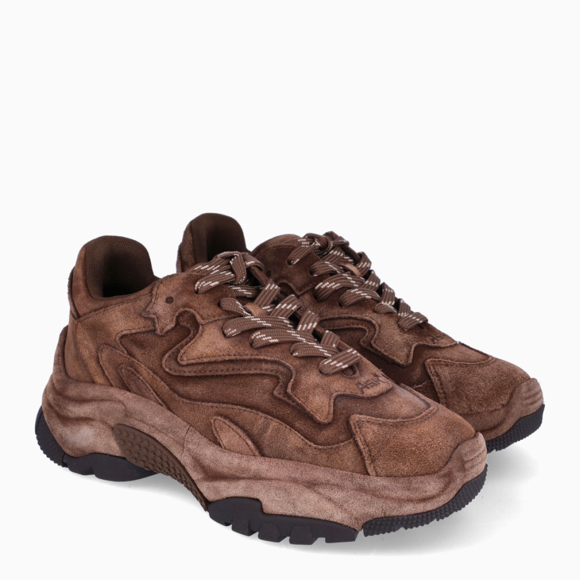 Deportivas de la marca ASH, modelo ADDICT BIS. Deportivas en ante color marrón chocolate con efecto camuflaje. Deportivas con cierre de cordones a rayas a tono. Interior en textil color marrón con plantilla acolchada y extraíble para máxima comodidad. Deportivas ASH con una suela con plataforma, para elevar tus looks sin perder la comodidad. Deportivas ASH ADDICT BIS, ideal para llevar en el día a día!