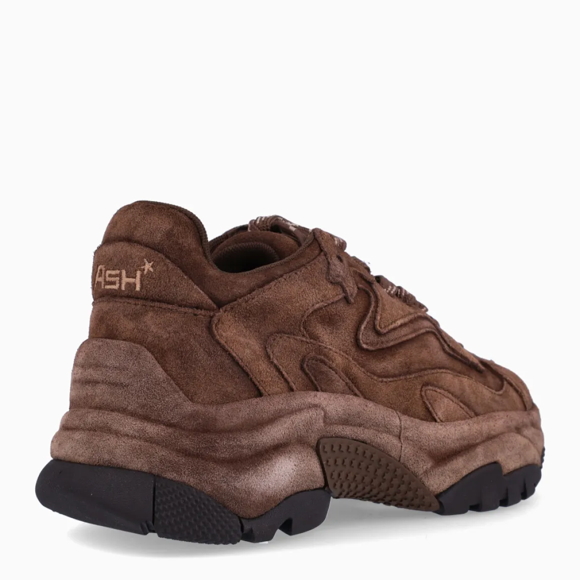 Deportivas de la marca ASH, modelo ADDICT BIS. Deportivas en ante color marrón chocolate con efecto camuflaje. Deportivas con cierre de cordones a rayas a tono. Interior en textil color marrón con plantilla acolchada y extraíble para máxima comodidad. Deportivas ASH con una suela con plataforma, para elevar tus looks sin perder la comodidad. Deportivas ASH ADDICT BIS, ideal para llevar en el día a día!