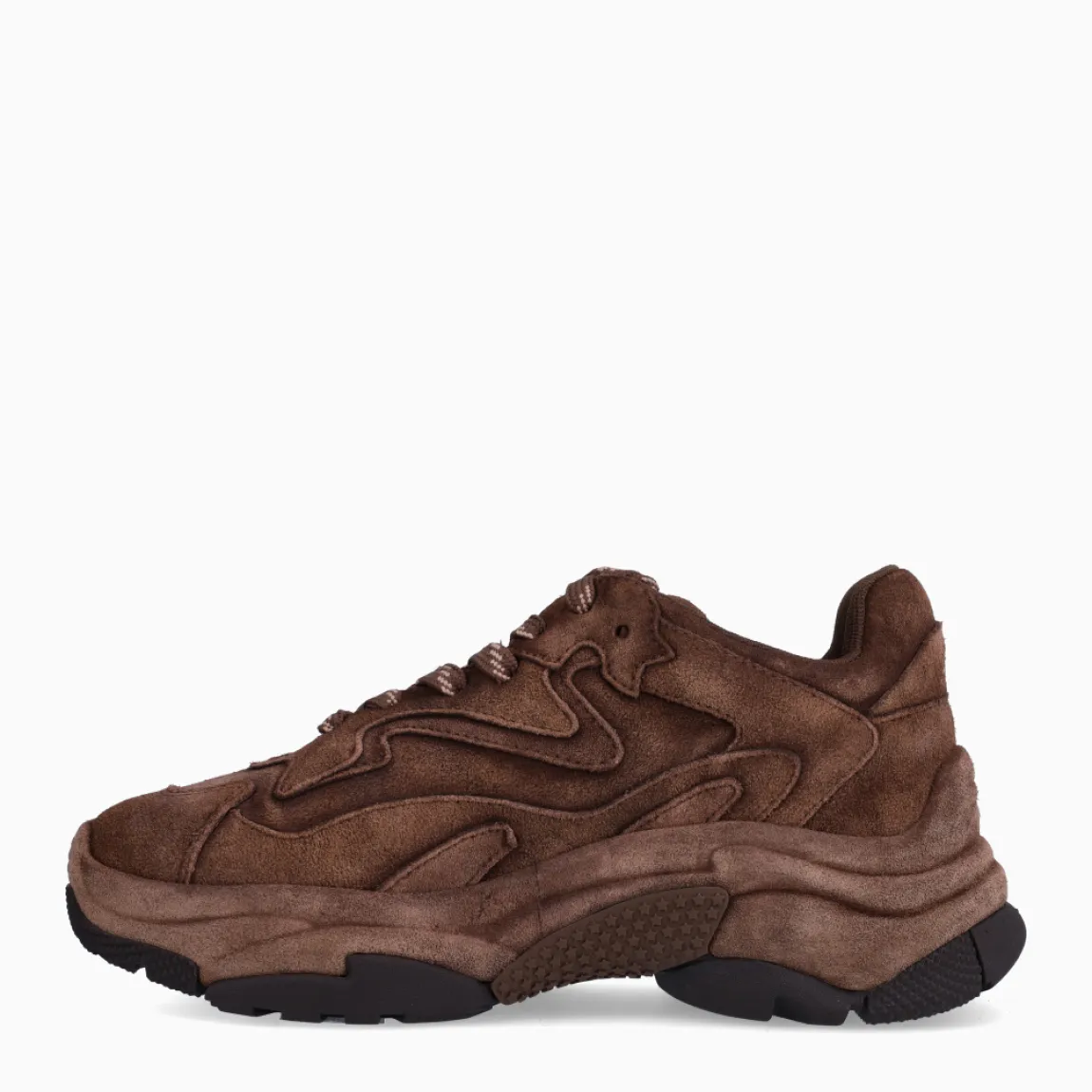 Deportivas de la marca ASH, modelo ADDICT BIS. Deportivas en ante color marrón chocolate con efecto camuflaje. Deportivas con cierre de cordones a rayas a tono. Interior en textil color marrón con plantilla acolchada y extraíble para máxima comodidad. Deportivas ASH con una suela con plataforma, para elevar tus looks sin perder la comodidad. Deportivas ASH ADDICT BIS, ideal para llevar en el día a día!