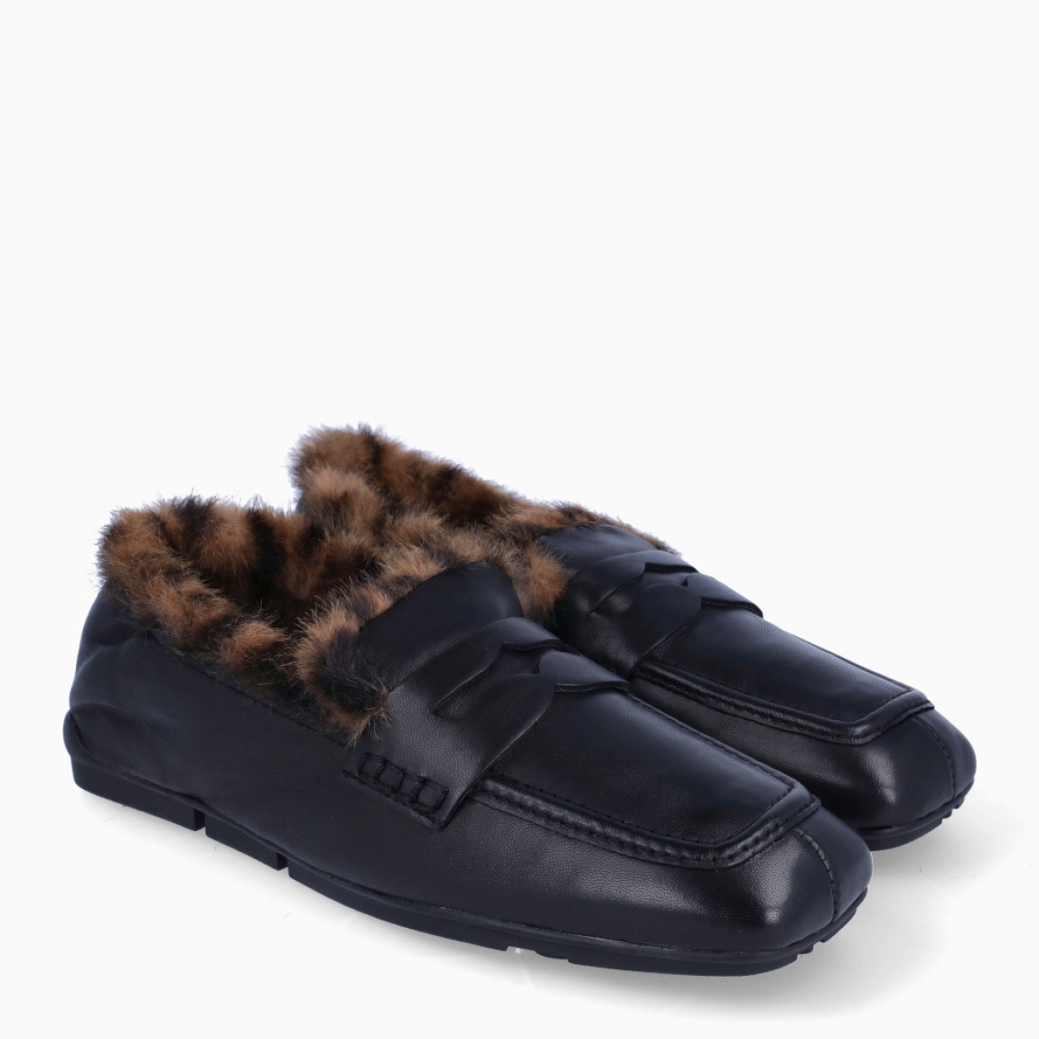 Mocasines de la marca ASH, modelo BARKLEYFUR. Mocasines elaborados en piel color negro con interior en pelo con estampado animal print. Ideal para calentar en días de frío. Máxima comodidad asegurada. Suela plana de goma, pensado para el uso de todo el día. Mocasines ASH BARKLEYFUR no te pueden faltar en el armario.