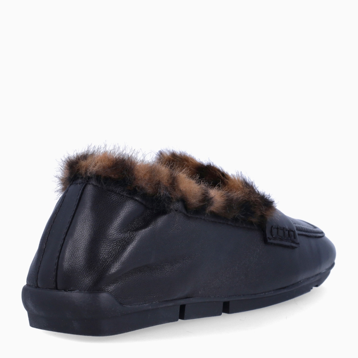 Mocasines de la marca ASH, modelo BARKLEYFUR. Mocasines elaborados en piel color negro con interior en pelo con estampado animal print. Ideal para calentar en días de frío. Máxima comodidad asegurada. Suela plana de goma, pensado para el uso de todo el día. Mocasines ASH BARKLEYFUR no te pueden faltar en el armario.
