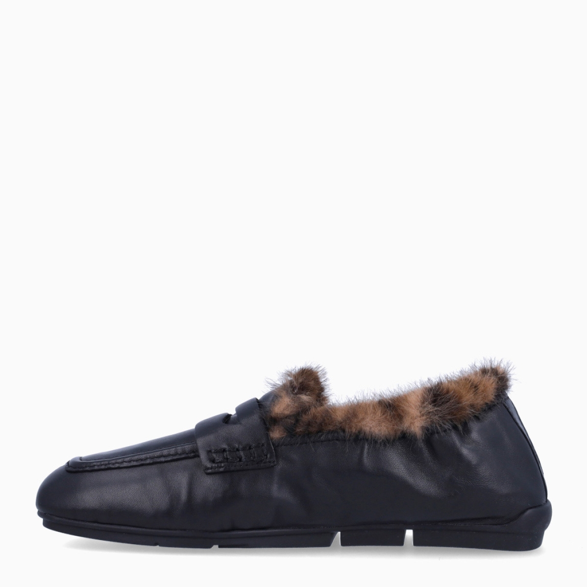 Mocasines de la marca ASH, modelo BARKLEYFUR. Mocasines elaborados en piel color negro con interior en pelo con estampado animal print. Ideal para calentar en días de frío. Máxima comodidad asegurada. Suela plana de goma, pensado para el uso de todo el día. Mocasines ASH BARKLEYFUR no te pueden faltar en el armario.