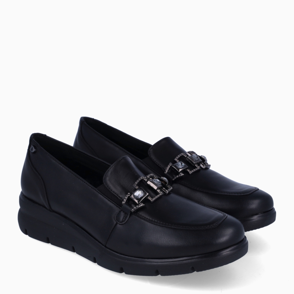Mocasines de la marca Donna Serena, modelo LAY. Mocasines en piel color negro con adorno de piedras en pala. Interior con plantilla acolchada y extraíble para máxima comodidad. Mocasines Donna Serena LAY, con cuña de 3cm de altura. Mocasines Donna Serena LAY, ideal para ti!