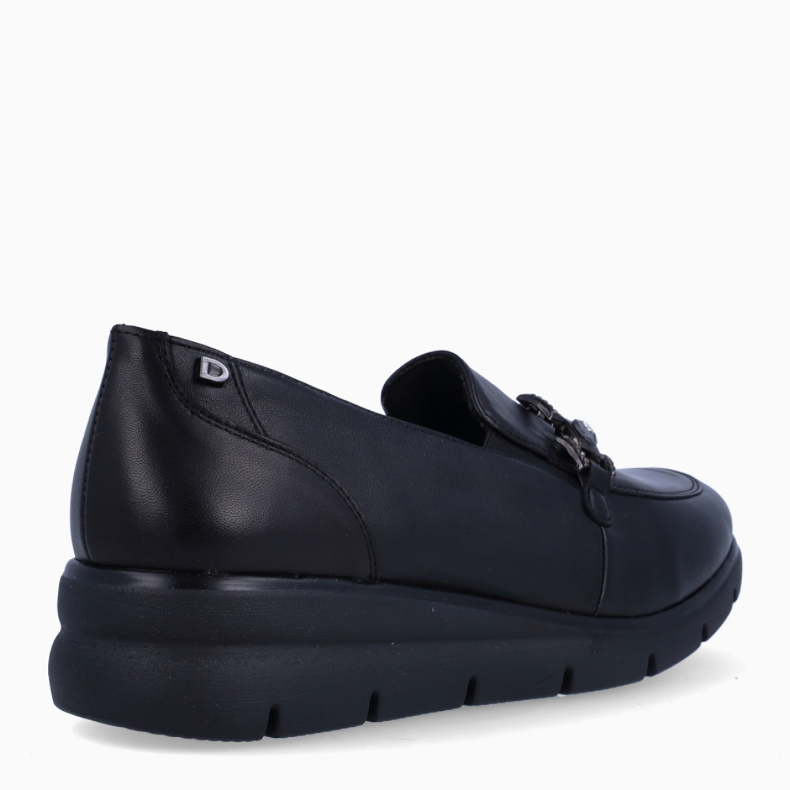 Mocasines de la marca Donna Serena, modelo LAY. Mocasines en piel color negro con adorno de piedras en pala. Interior con plantilla acolchada y extraíble para máxima comodidad. Mocasines Donna Serena LAY, con cuña de 3cm de altura. Mocasines Donna Serena LAY, ideal para ti!
