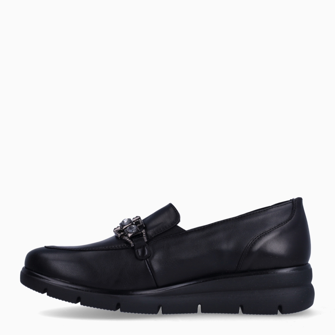 Mocasines de la marca Donna Serena, modelo LAY. Mocasines en piel color negro con adorno de piedras en pala. Interior con plantilla acolchada y extraíble para máxima comodidad. Mocasines Donna Serena LAY, con cuña de 3cm de altura. Mocasines Donna Serena LAY, ideal para ti!