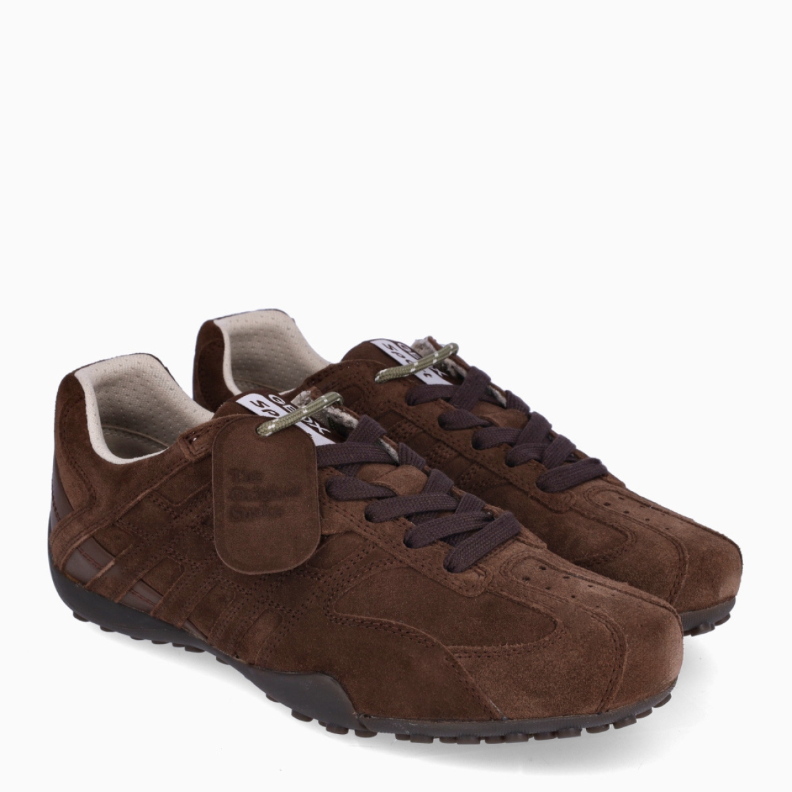 Deportivas estilo fútbol, de la marca Geox, modelo SNAKET. Deportivas Geox elaboradas en piel color marrón oscuro, con cierre de cordones a tono. Interior en textil color beig. Suela plana de goma. Deportivas Geox SNAKET, ideal para tu día a día!