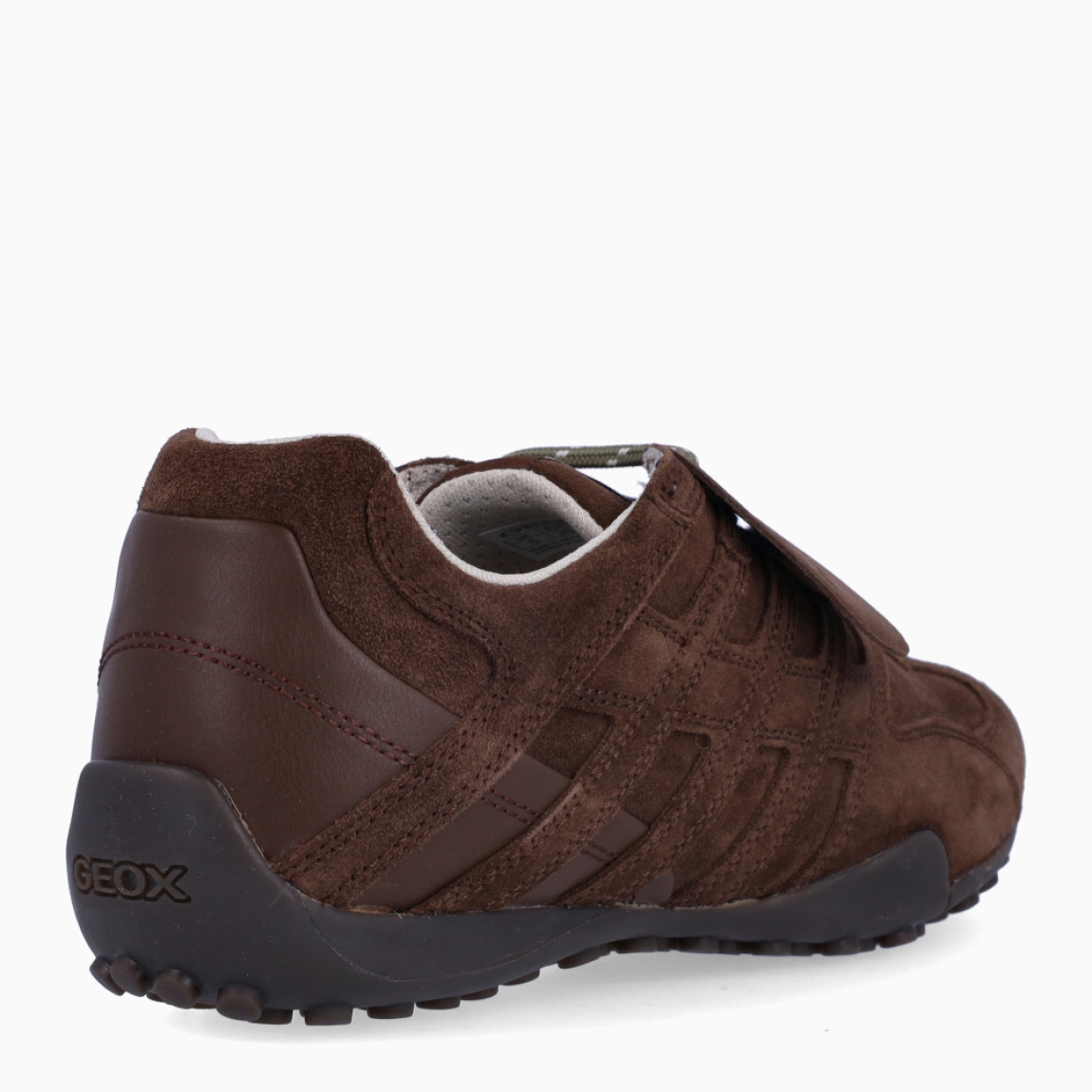 Deportivas estilo fútbol, de la marca Geox, modelo SNAKET. Deportivas Geox elaboradas en piel color marrón oscuro, con cierre de cordones a tono. Interior en textil color beig. Suela plana de goma. Deportivas Geox SNAKET, ideal para tu día a día!