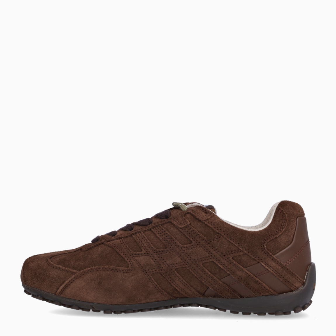 Deportivas estilo fútbol, de la marca Geox, modelo SNAKET. Deportivas Geox elaboradas en piel color marrón oscuro, con cierre de cordones a tono. Interior en textil color beig. Suela plana de goma. Deportivas Geox SNAKET, ideal para tu día a día!