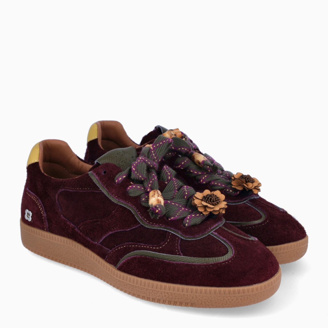 Deportivas de la marca Noa Harmon, modelo VELVET MOON. Elaboradas en ante color burdeos con cierre a cordones de color verde con adornos de flores. Deportivas con plantilla acolchada y extraíble para máxima comodidad. Deportivas Noa Harmon VELVET MOON con suela playa y de goma. Deportivas ideales para esta temporada!